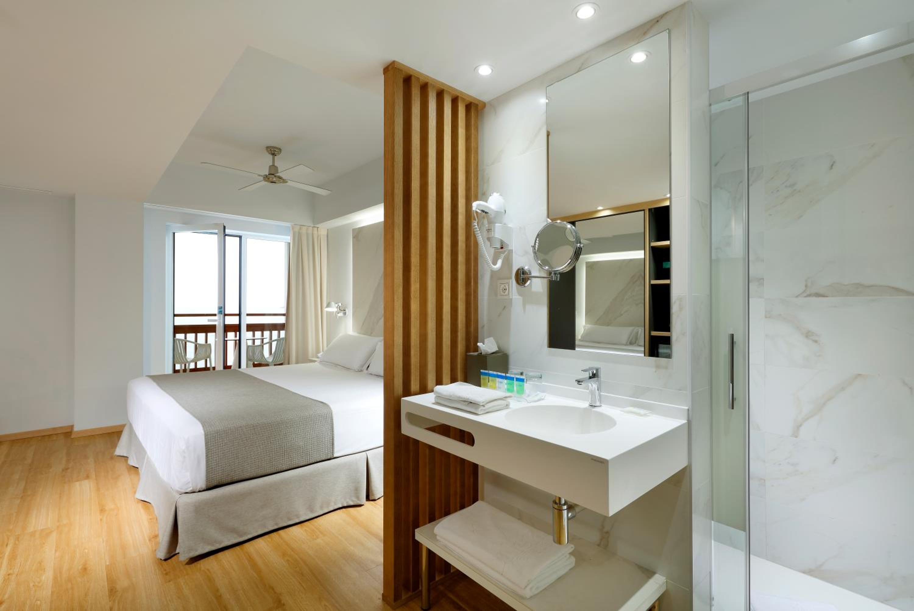 Double Room with Frontal Sea View - Photo 10