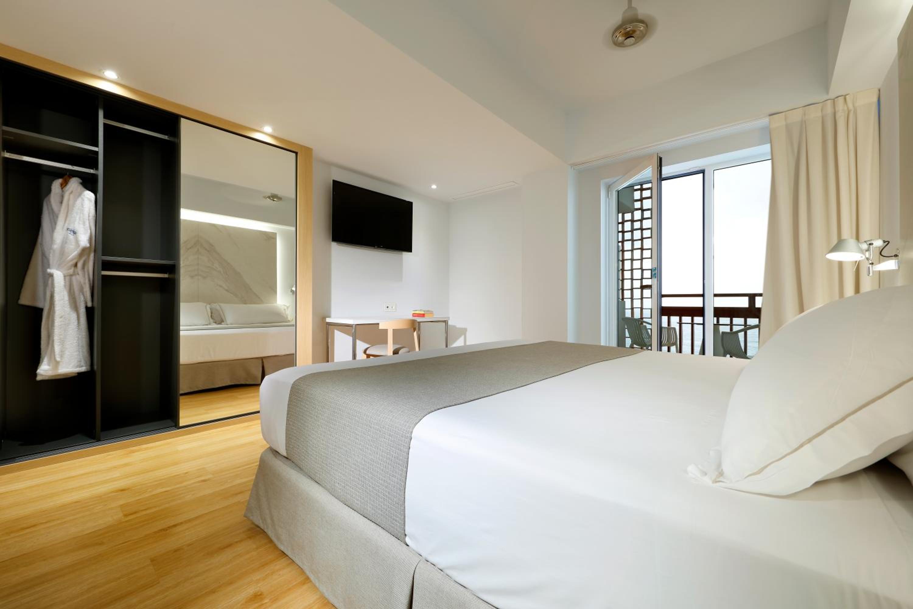 Double Room with Frontal Sea View - Photo 1