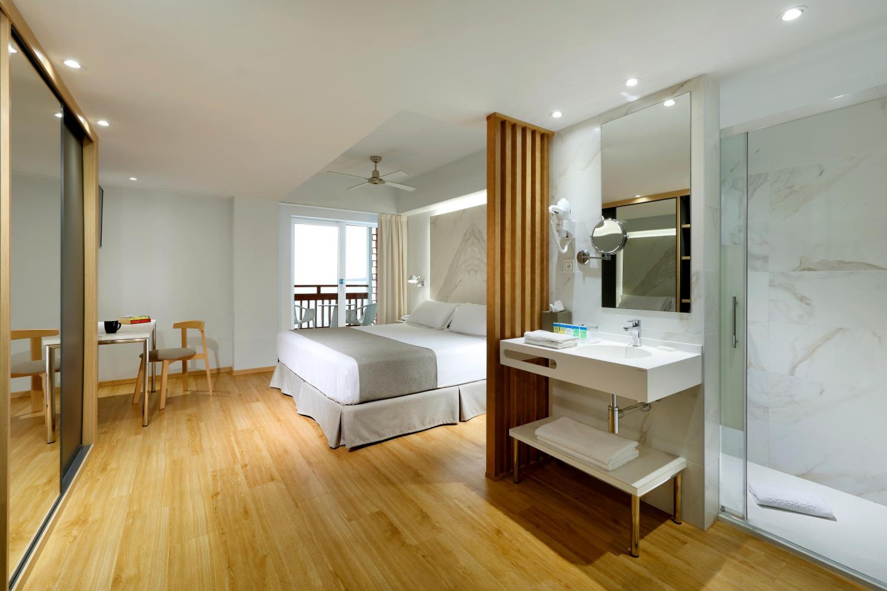 Double Room with Frontal Sea View - Photo 9