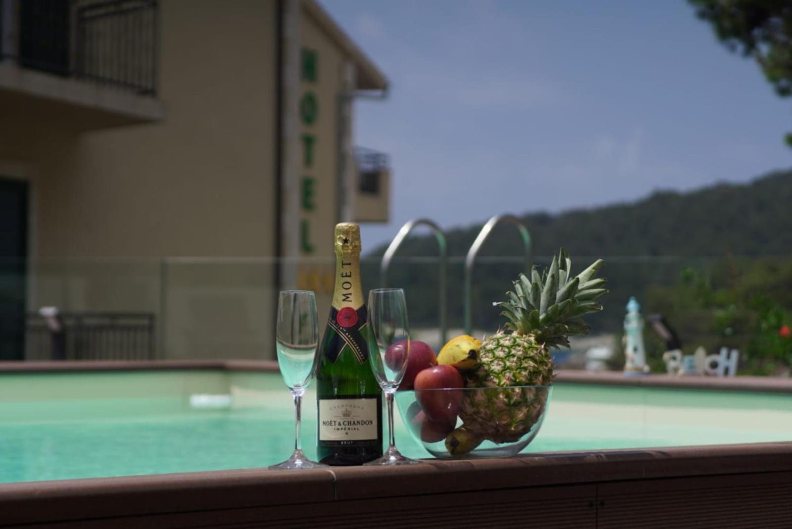 Double Room with Pool View - Photo 2
