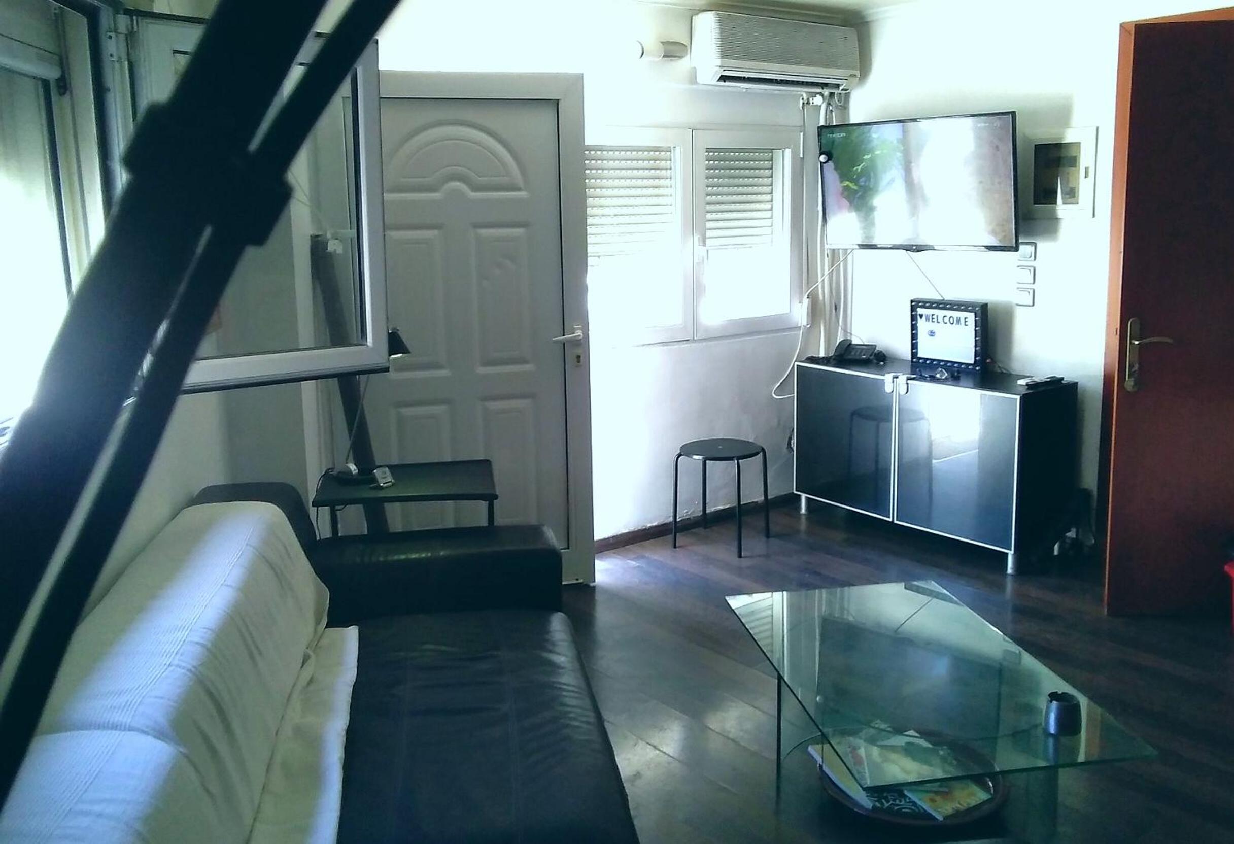 One-Bedroom Apartment - Photo 1