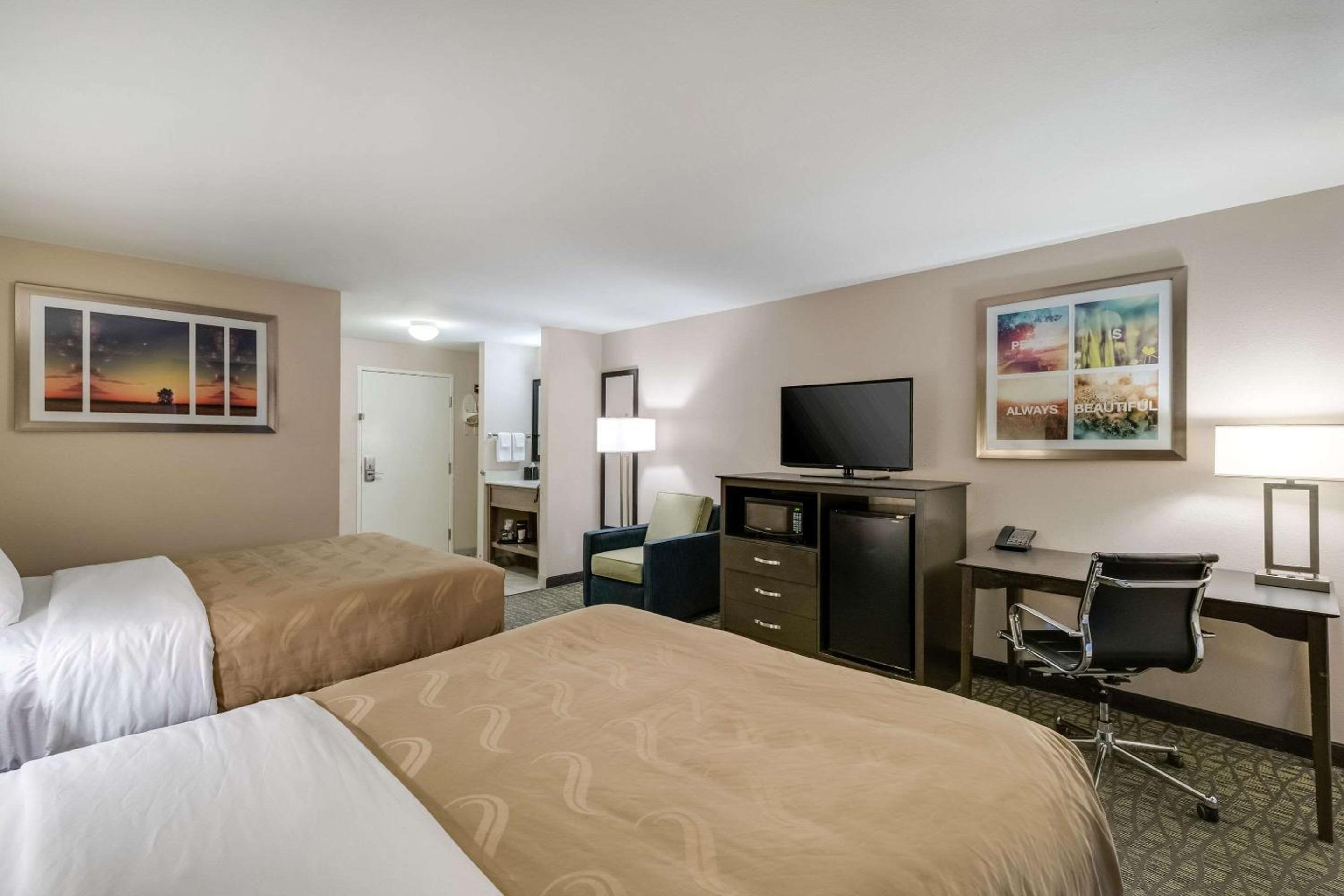 Standard Queen Room with Two Queen Beds - Non Smoking  photo 3