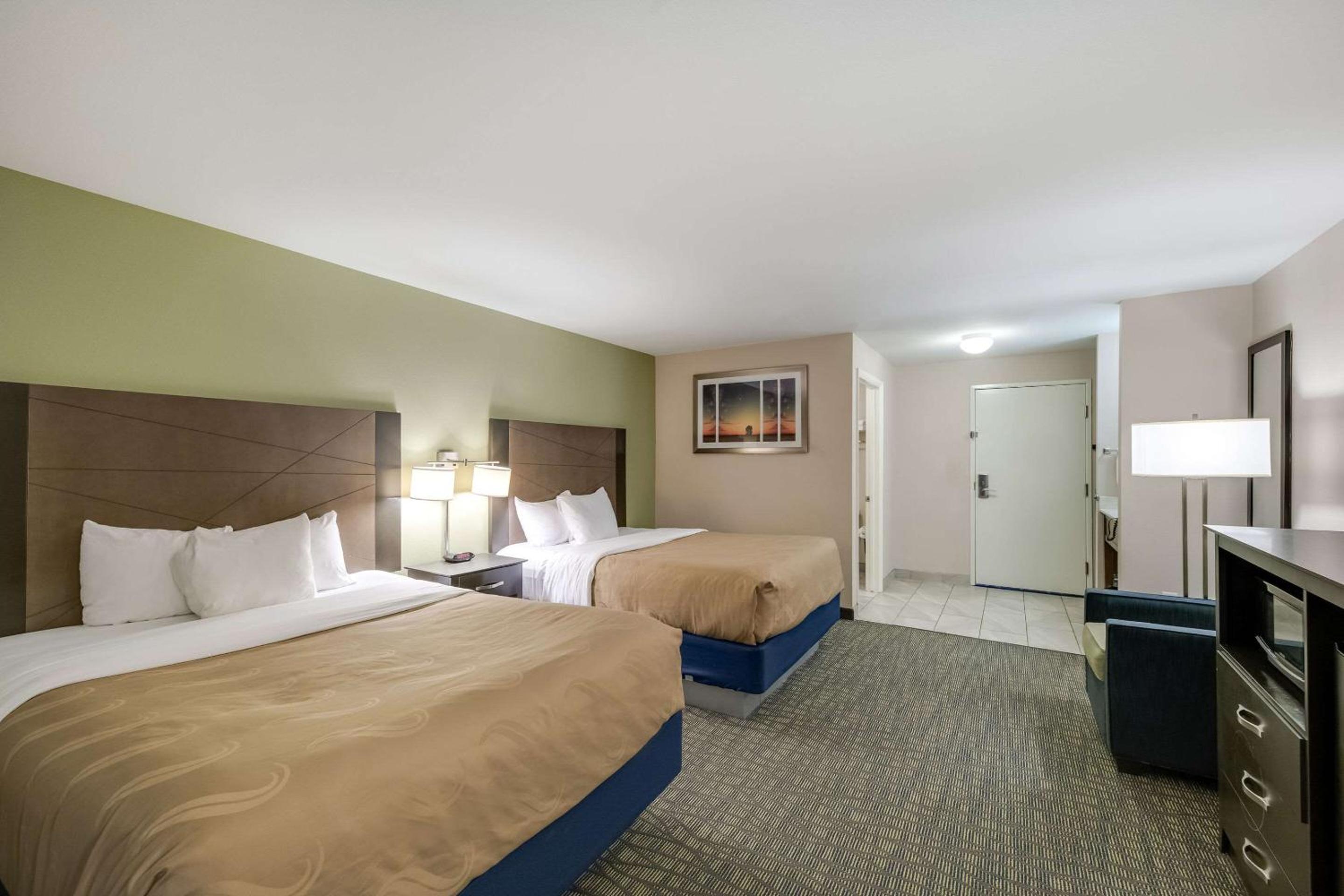 Standard Queen Room with Two Queen Beds - Non Smoking  photo 2