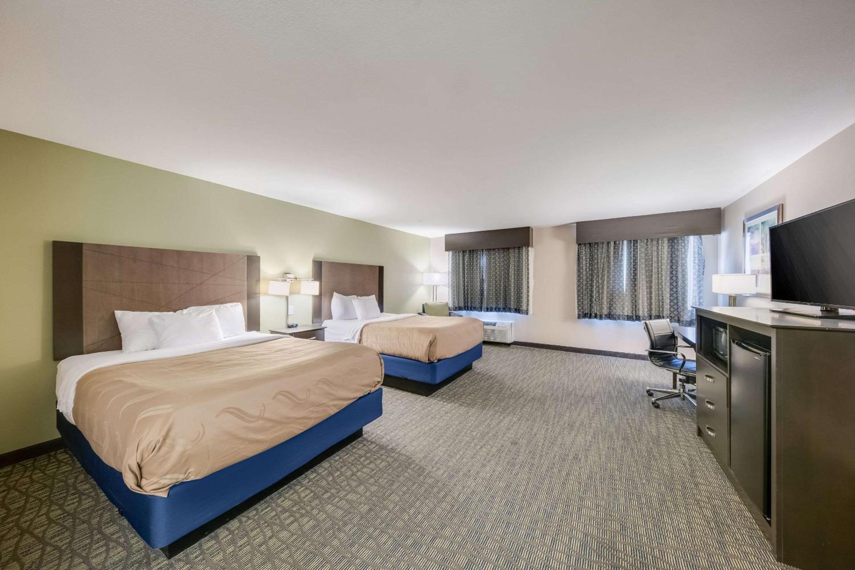 Queen Suite with Two Queen Beds and Sofabed - Non Smoking photo 1