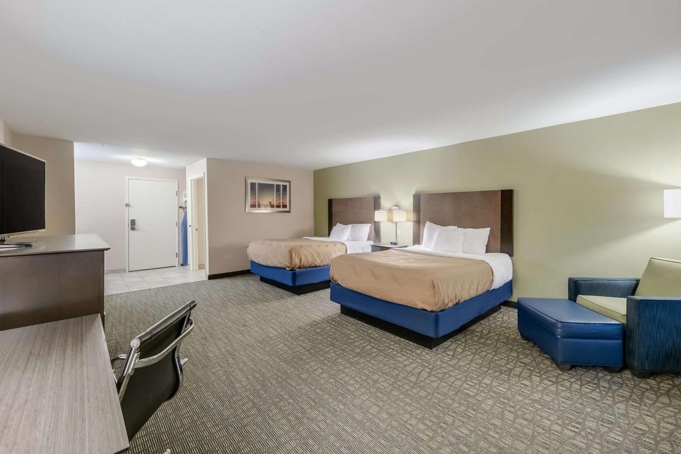 Queen Suite with Two Queen Beds and Sofabed - Non Smoking photo 3
