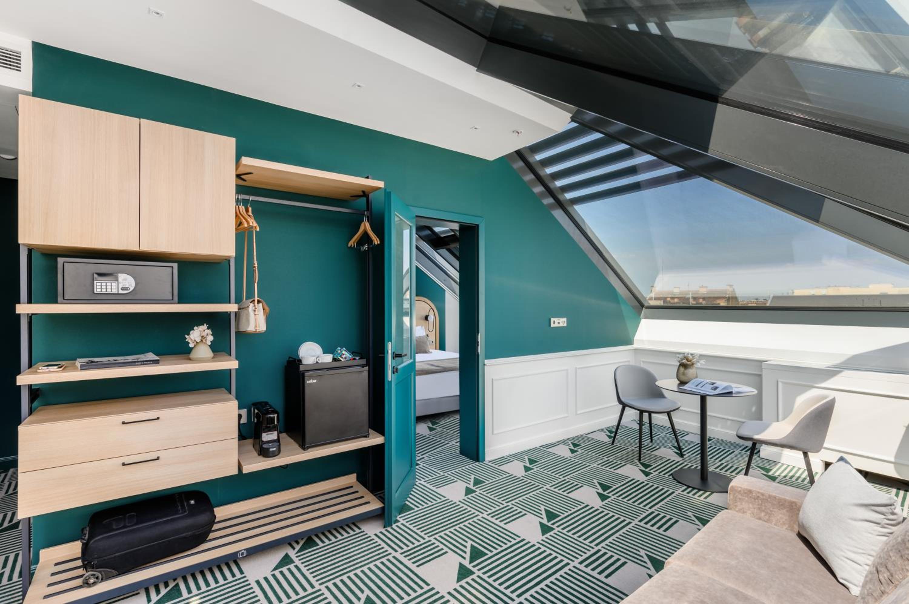 One-Bedroom Suite thumbnail 5