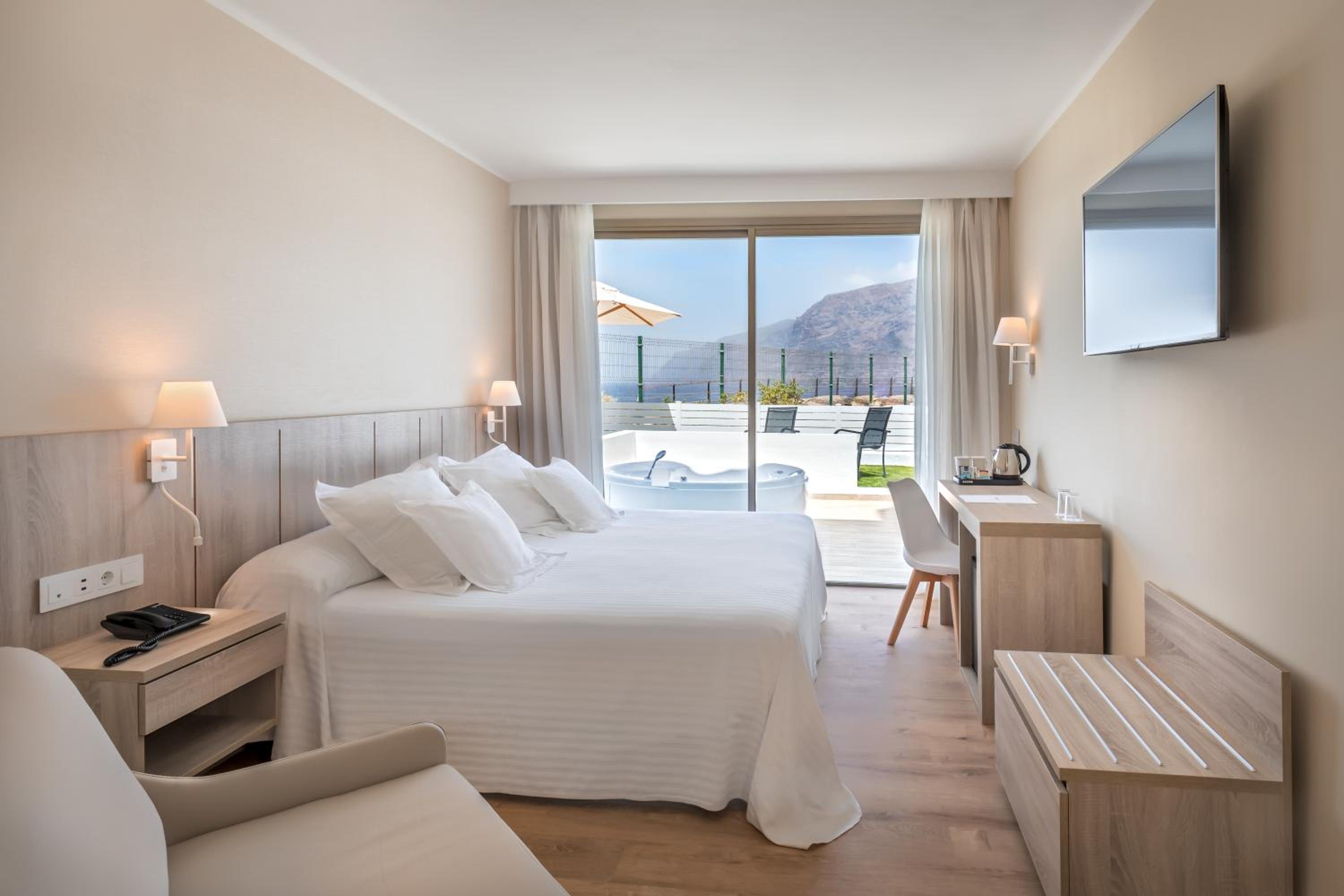 Deluxe Double or Twin Room with Garden View and Hot Tub