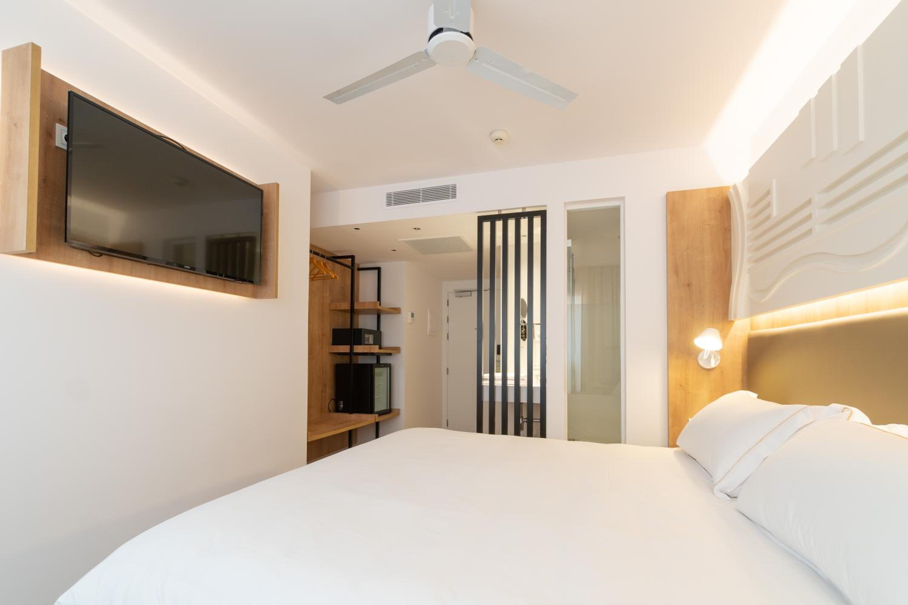 Queen Room - Photo 16