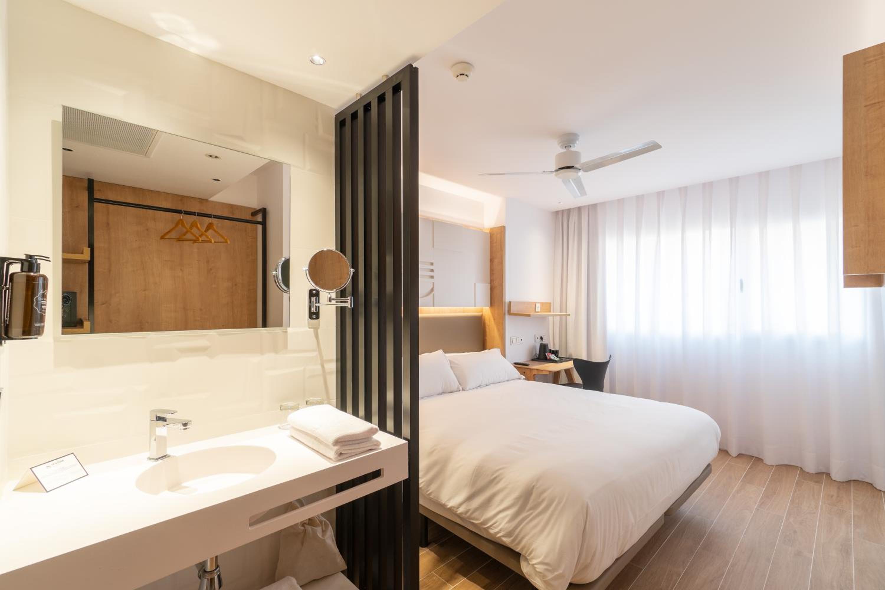 Queen Room - Photo 15