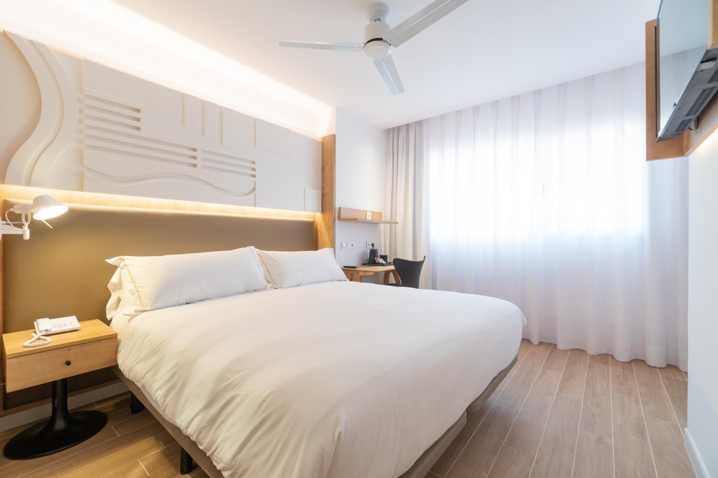 Queen Room - Photo 14