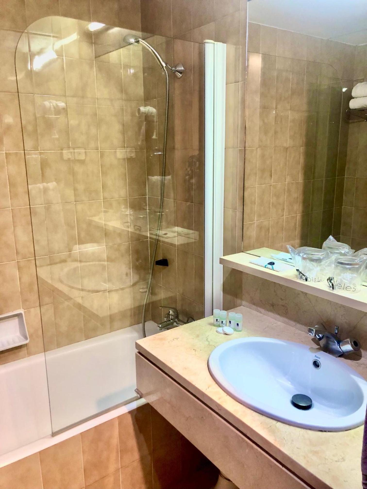 Double or Twin Room - Photo 2