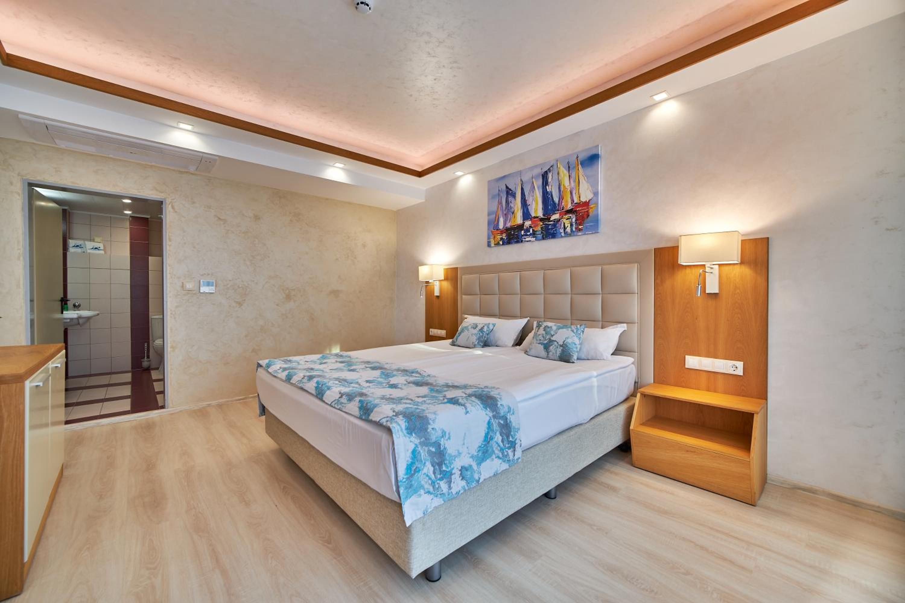 One-Bedroom Suite with Balcony and Side Sea View  - Photo 3