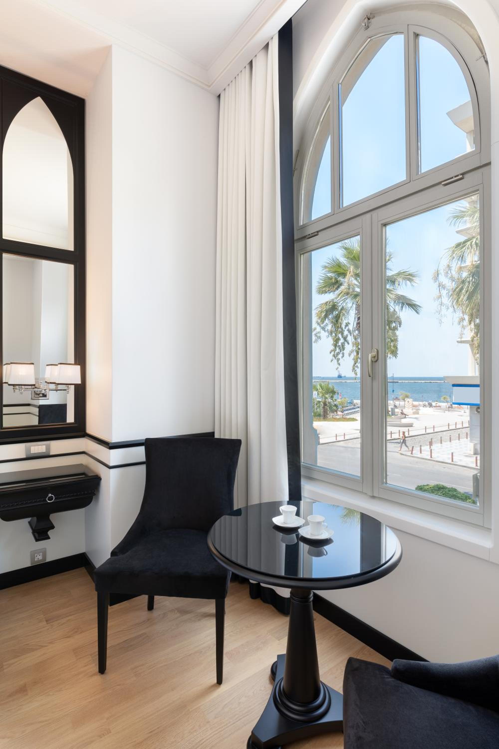 Deluxe Double Room with Sea View thumbnail 5