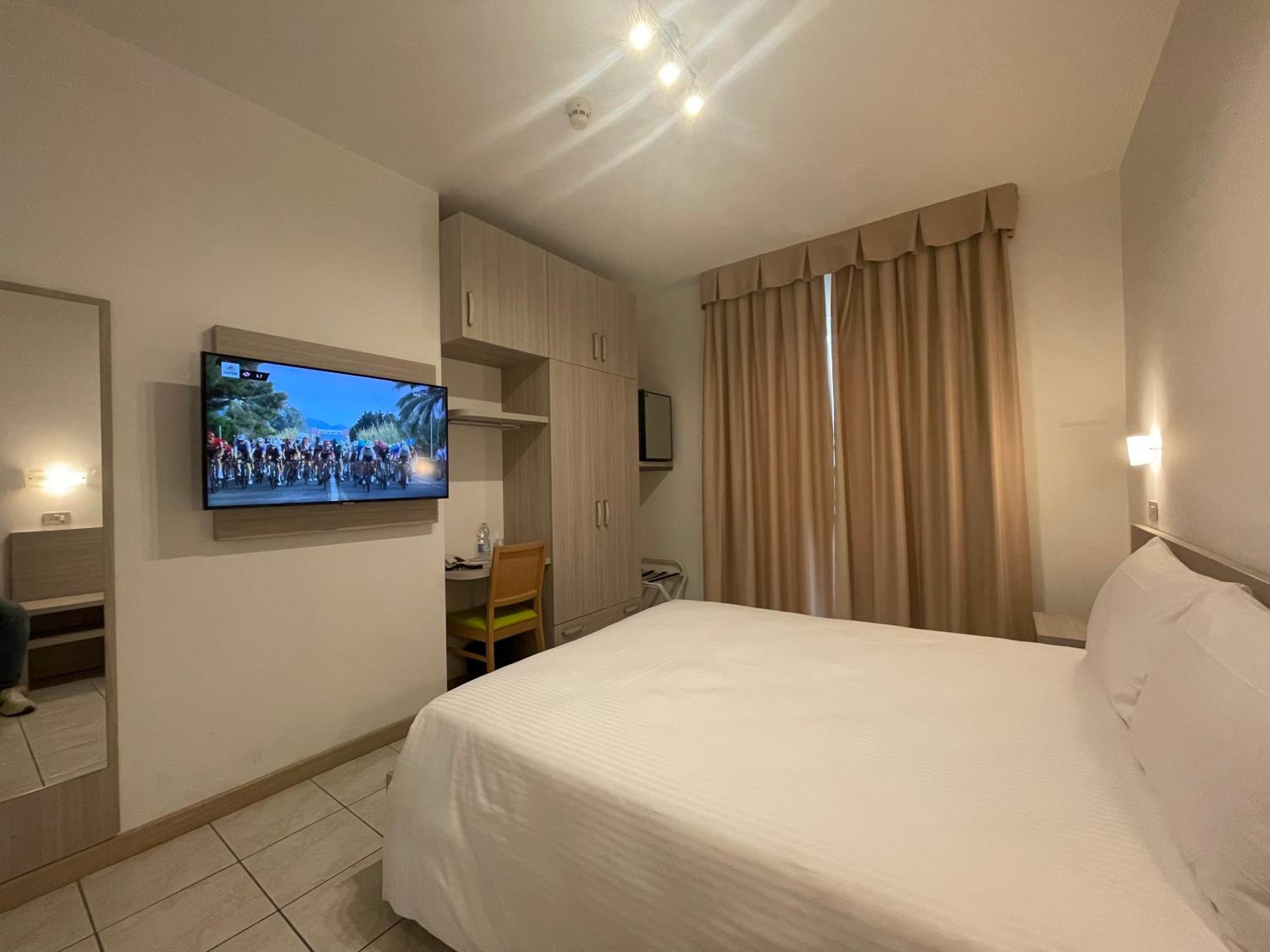 Double or Twin Room with Balcony - Photo 2