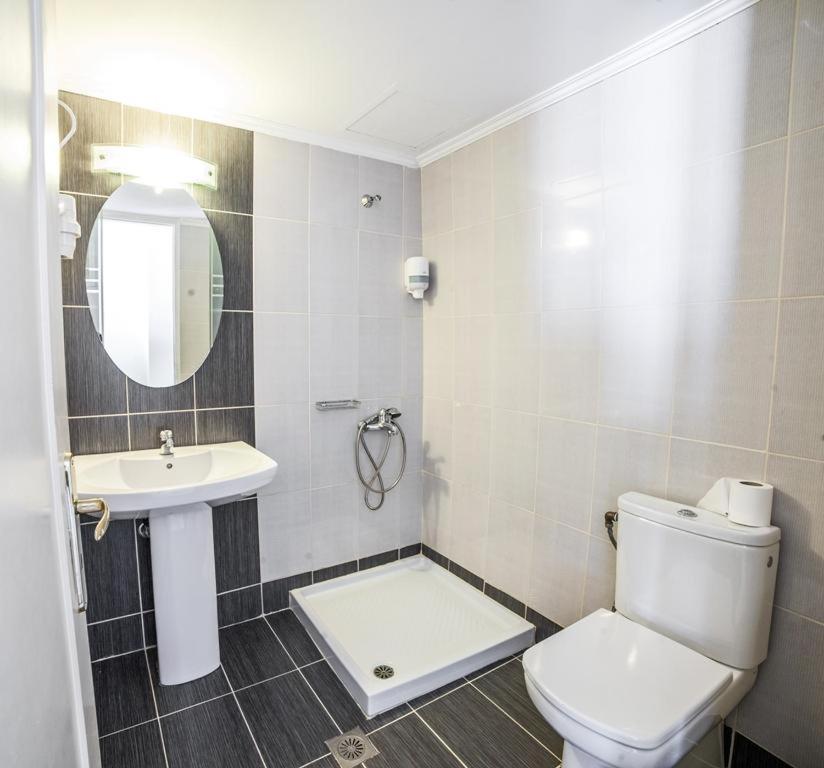 Triple Room with Balcony thumbnail 6