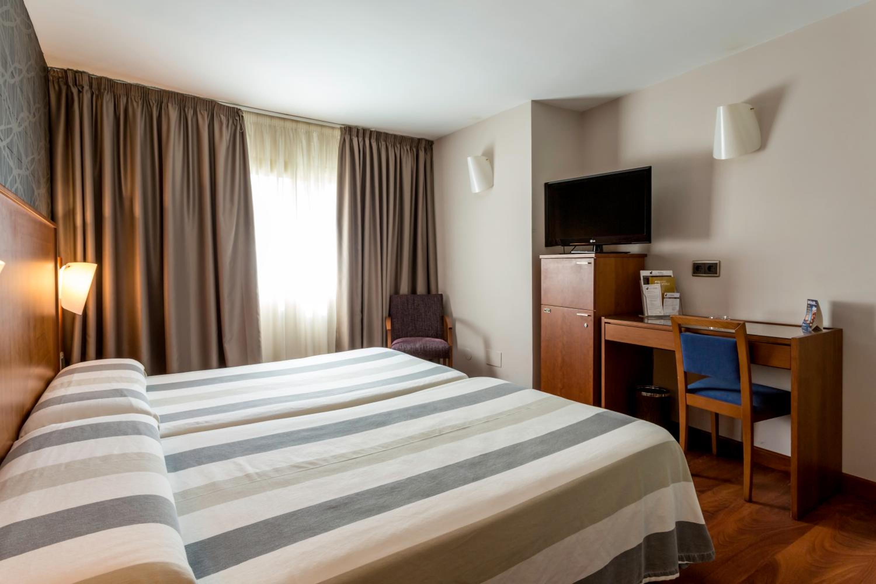 Twin Room - Photo 3