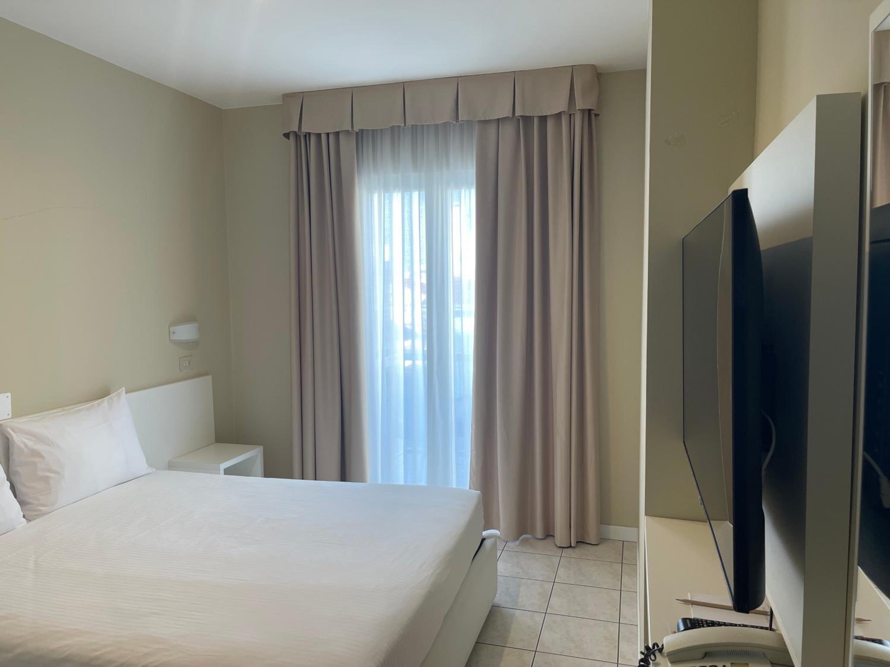 Standard Double Room - Photo 3