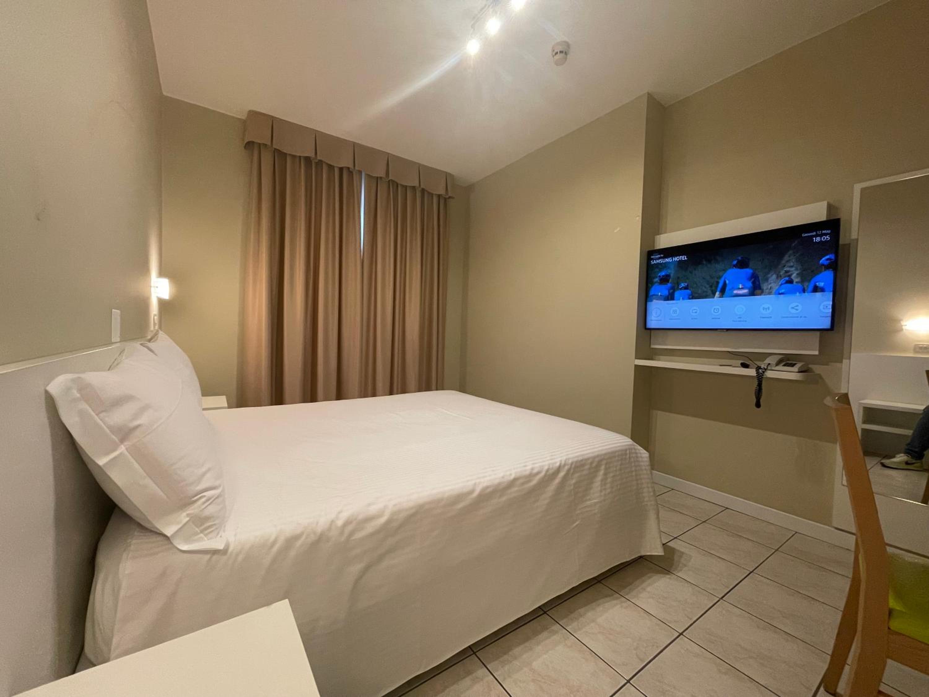 Standard Double Room - Photo 8