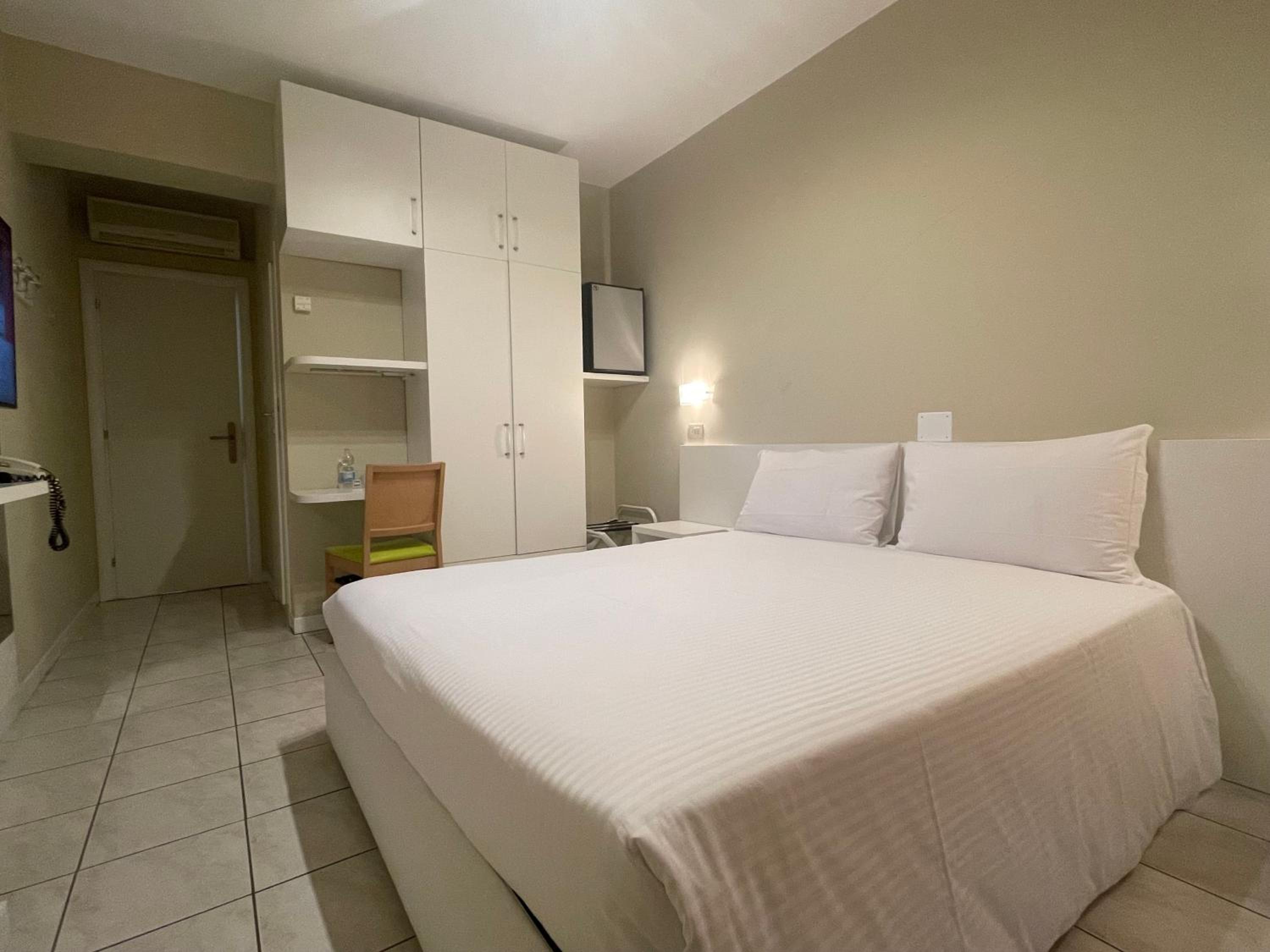 Standard Double Room - Photo 2