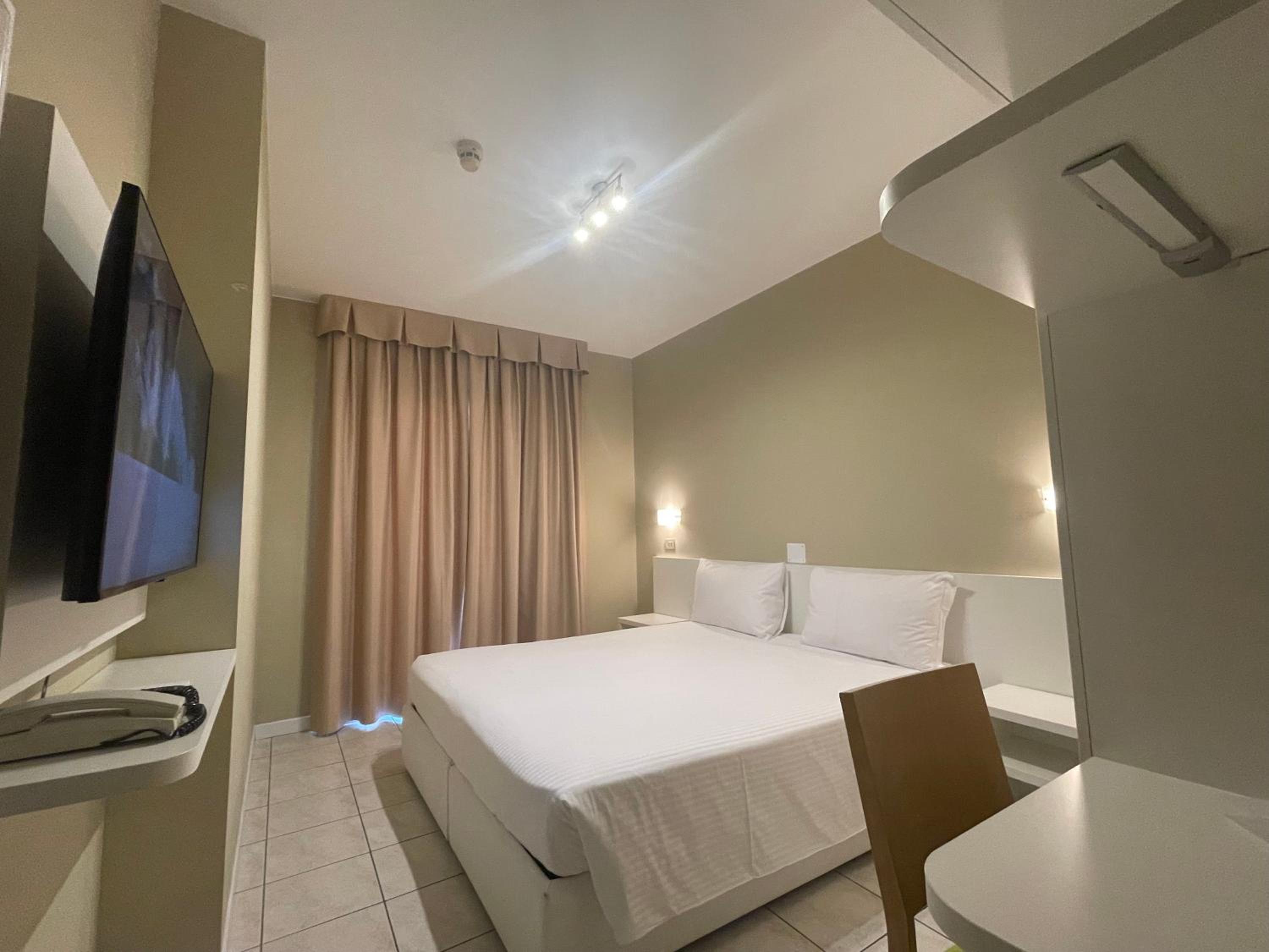 Standard Double Room - Photo 7