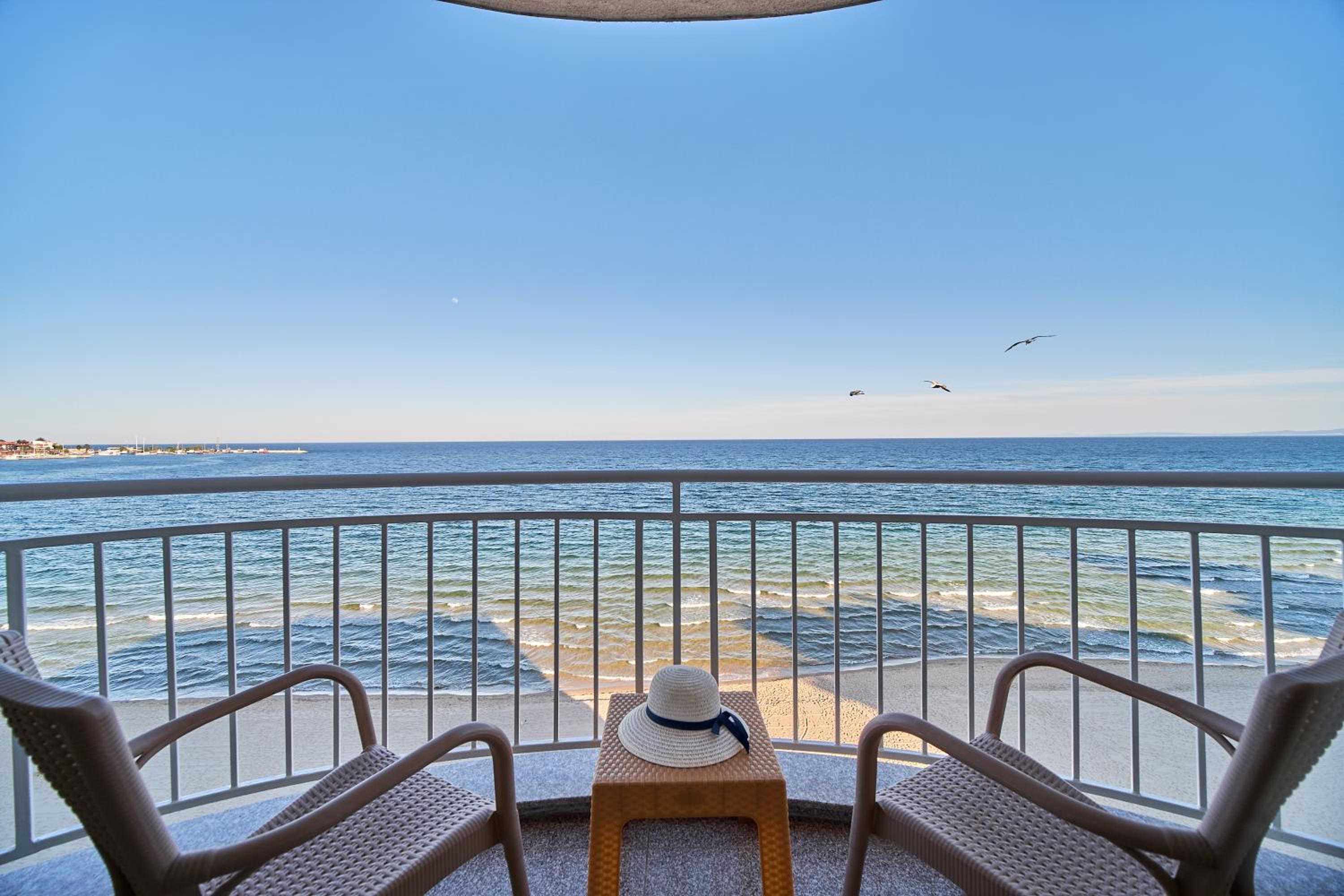 Junior Suite with Terrace and Front Sea View - Photo 3