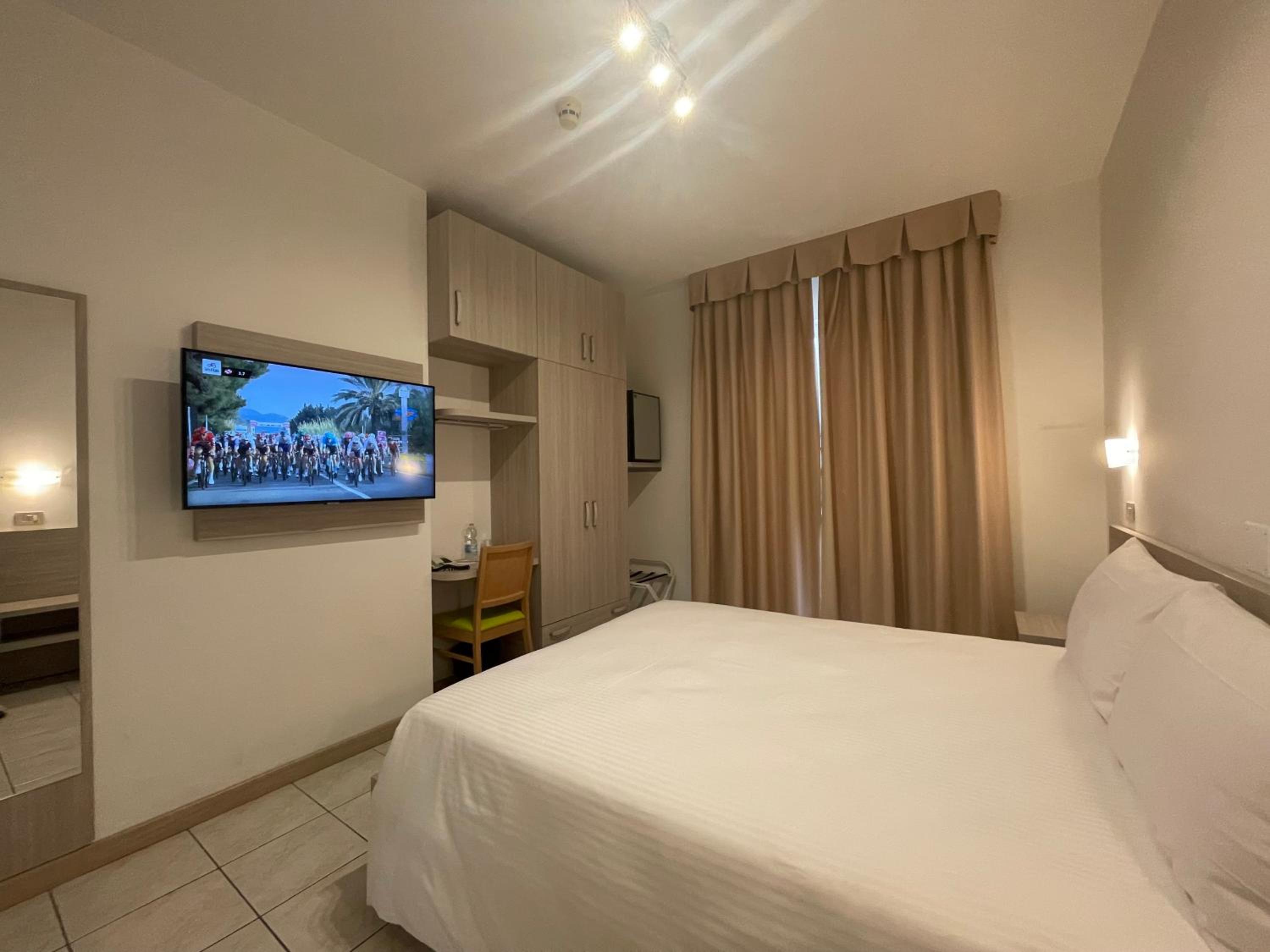 Double or Twin Room with Balcony - Photo 7