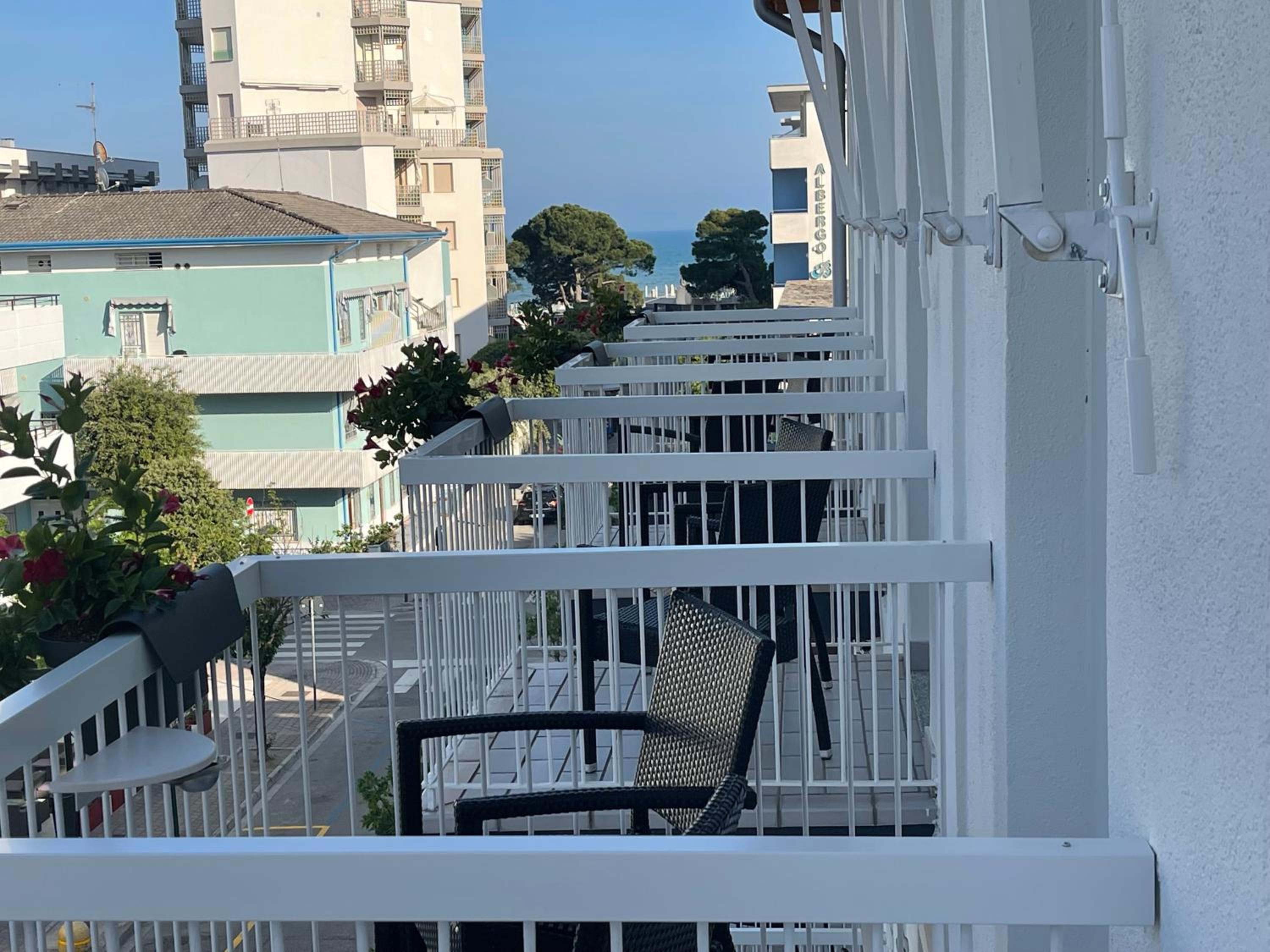 Double or Twin Room with Balcony - Photo 8