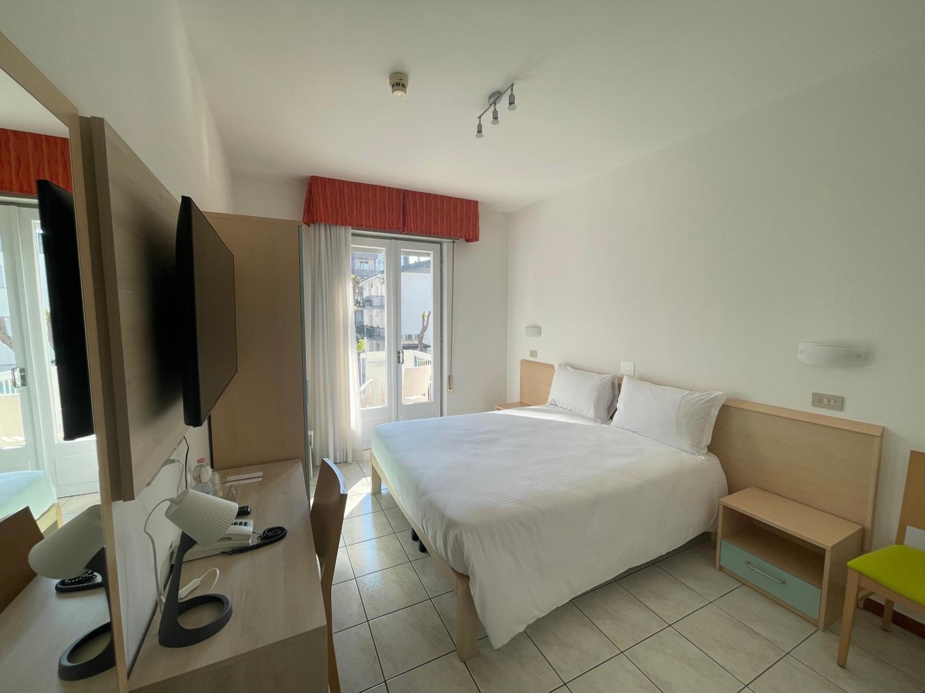 Double or Twin Room with Balcony - Photo 6