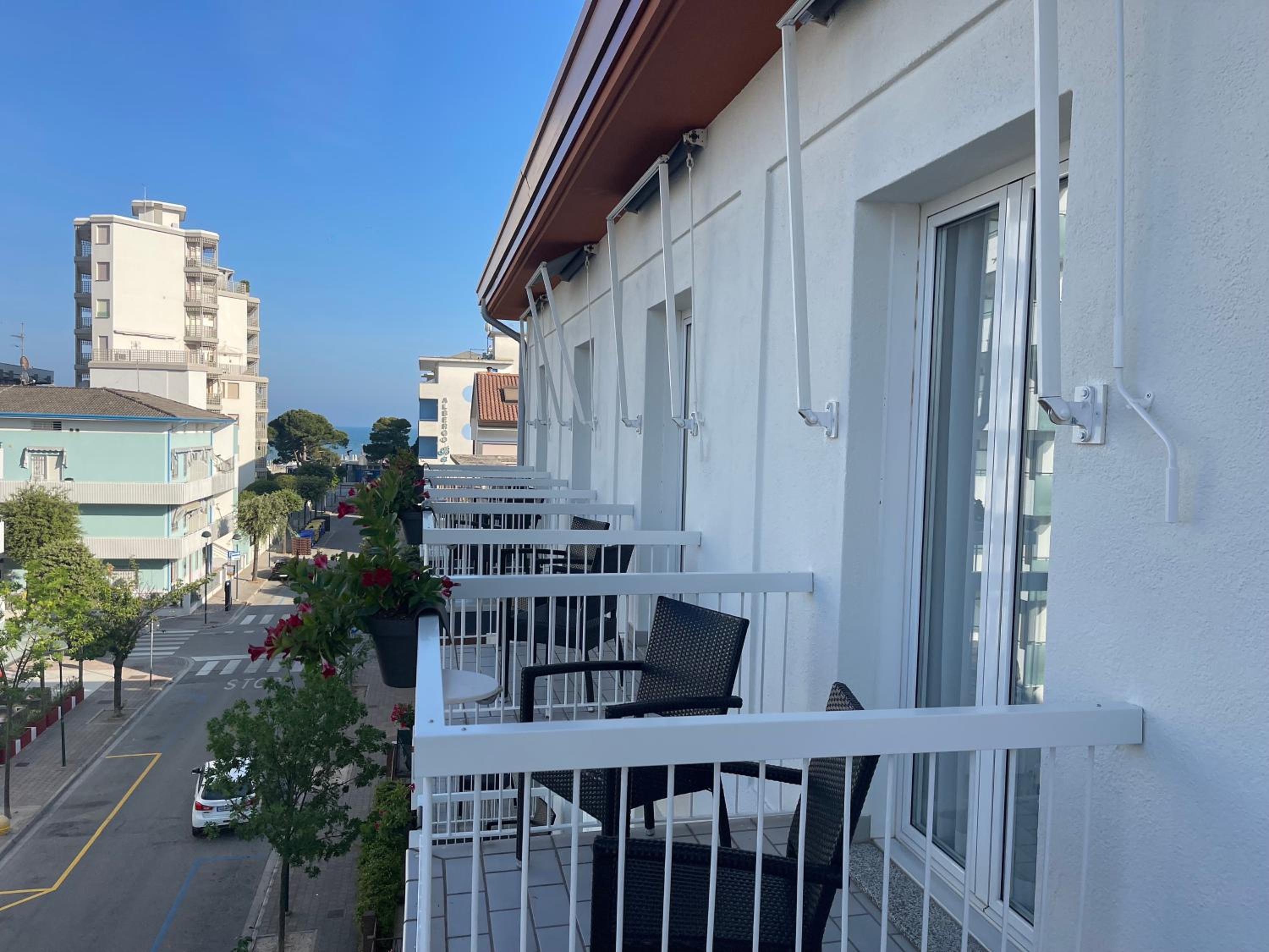 Double or Twin Room with Balcony - Photo 5