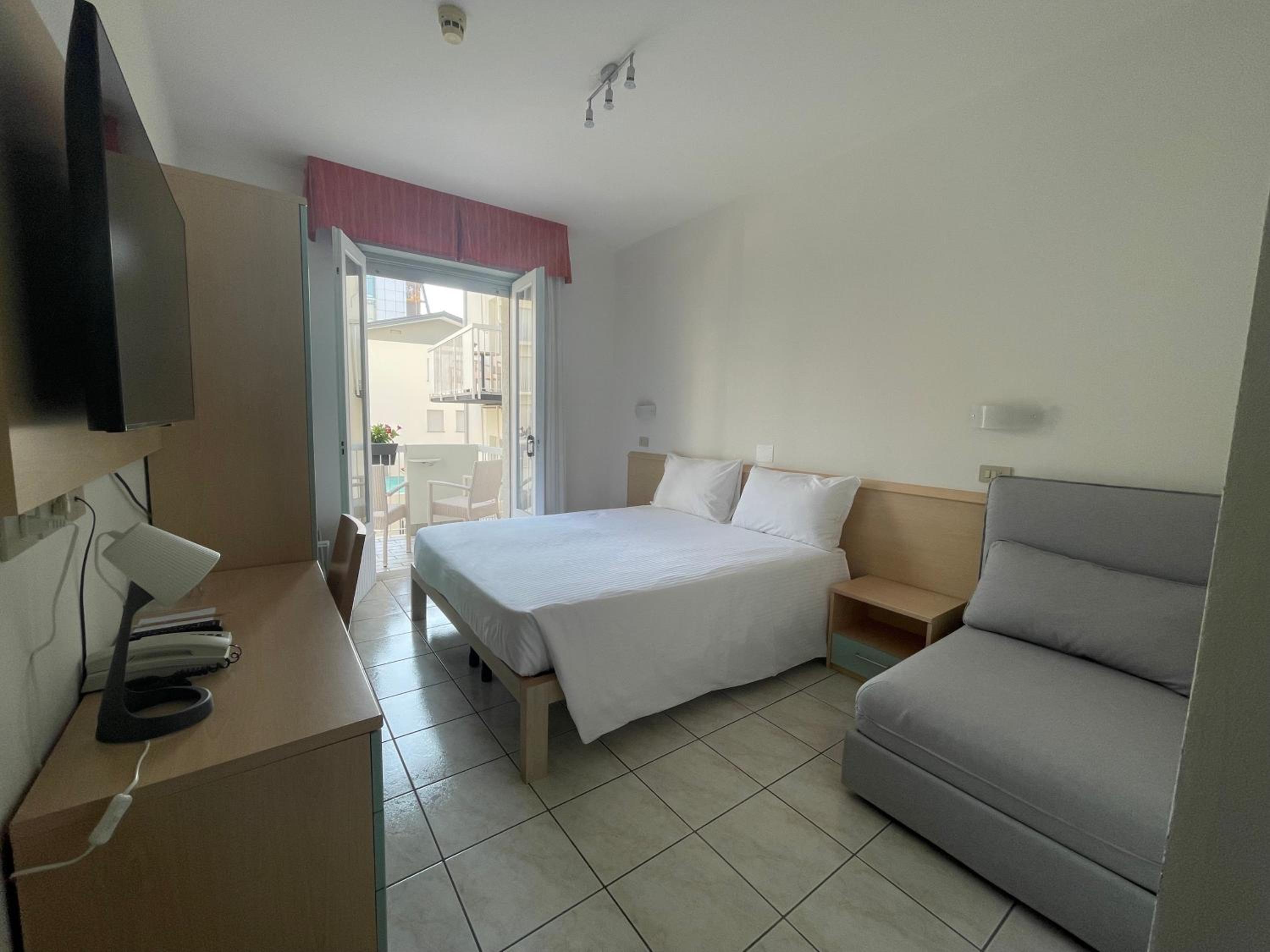 Double or Twin Room with Balcony - Photo 3