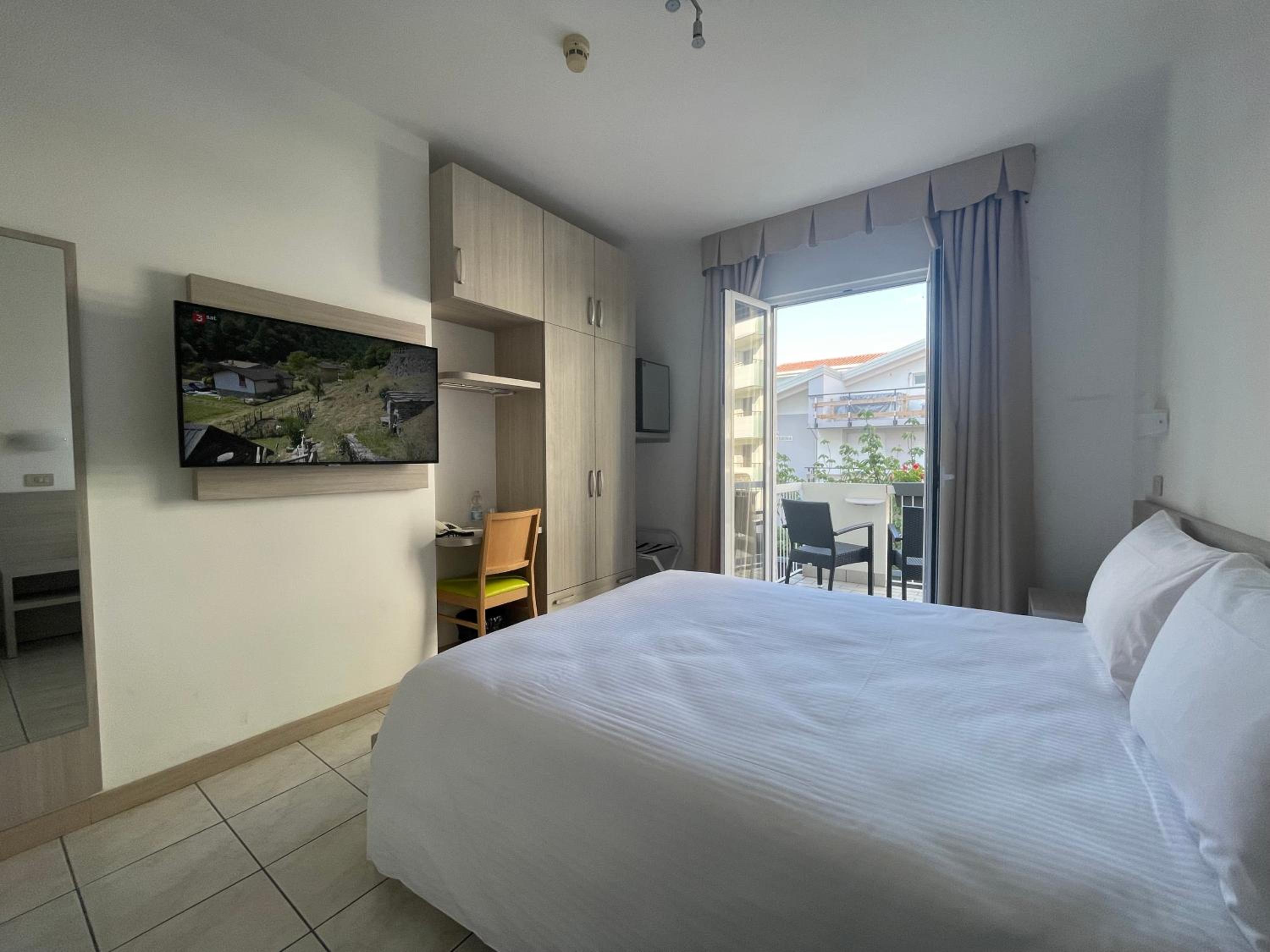 Double or Twin Room with Balcony - Photo 9