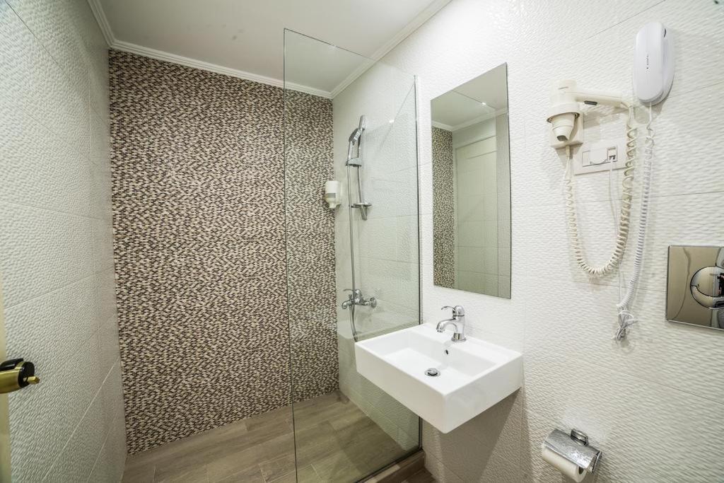 Quadruple Room - Photo 7