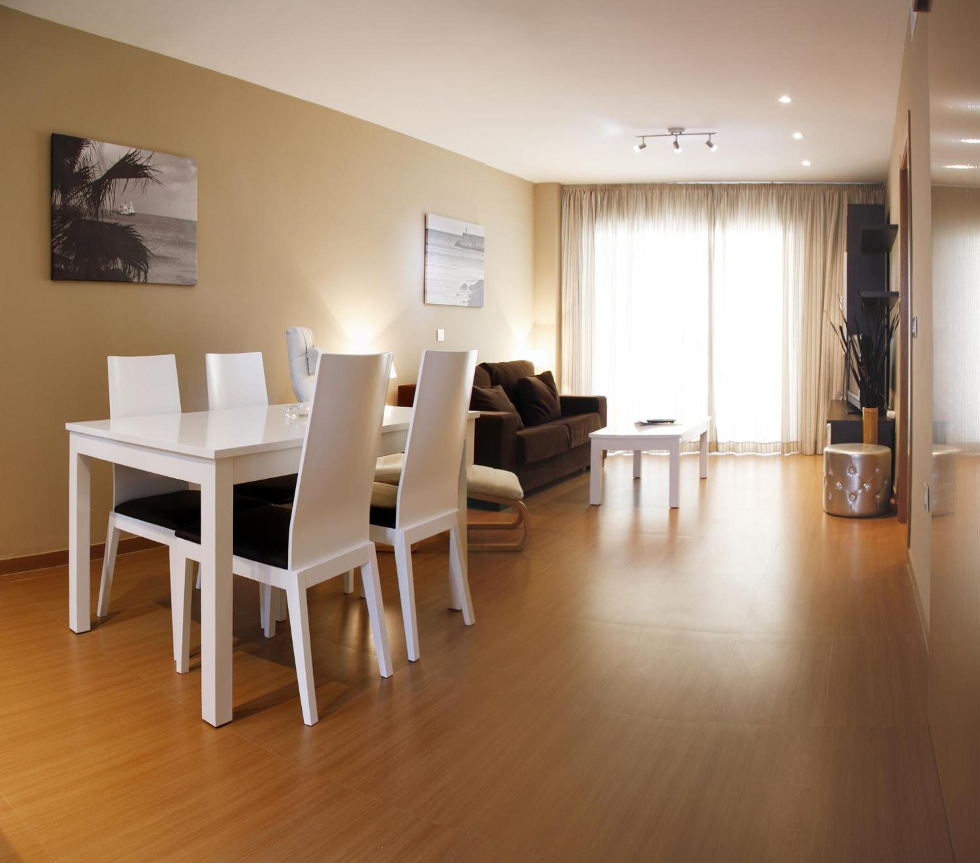 Apartamento de dos dormitorios con vistas laterales al mar y terraza (4-6 adultos)