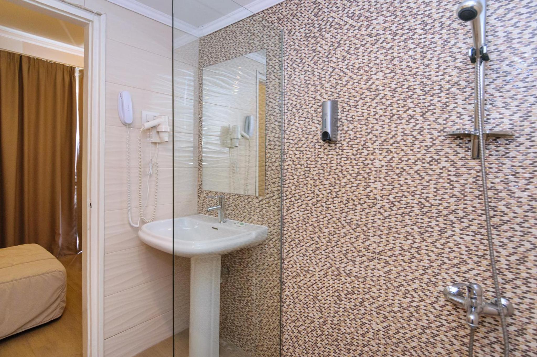 Superior Triple Room thumbnail 6