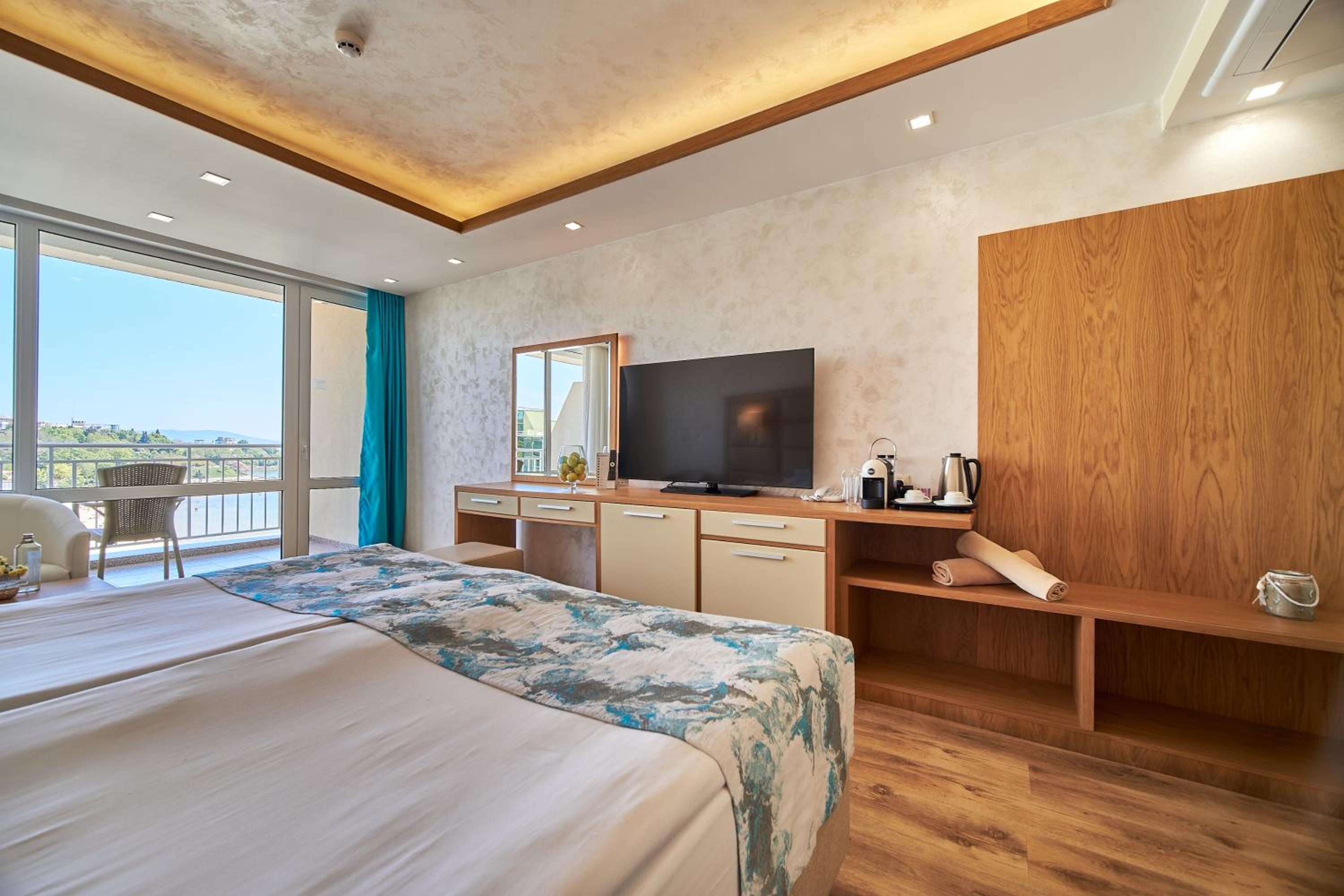 Twin Room with Balcony and side Sea View  - Photo 4
