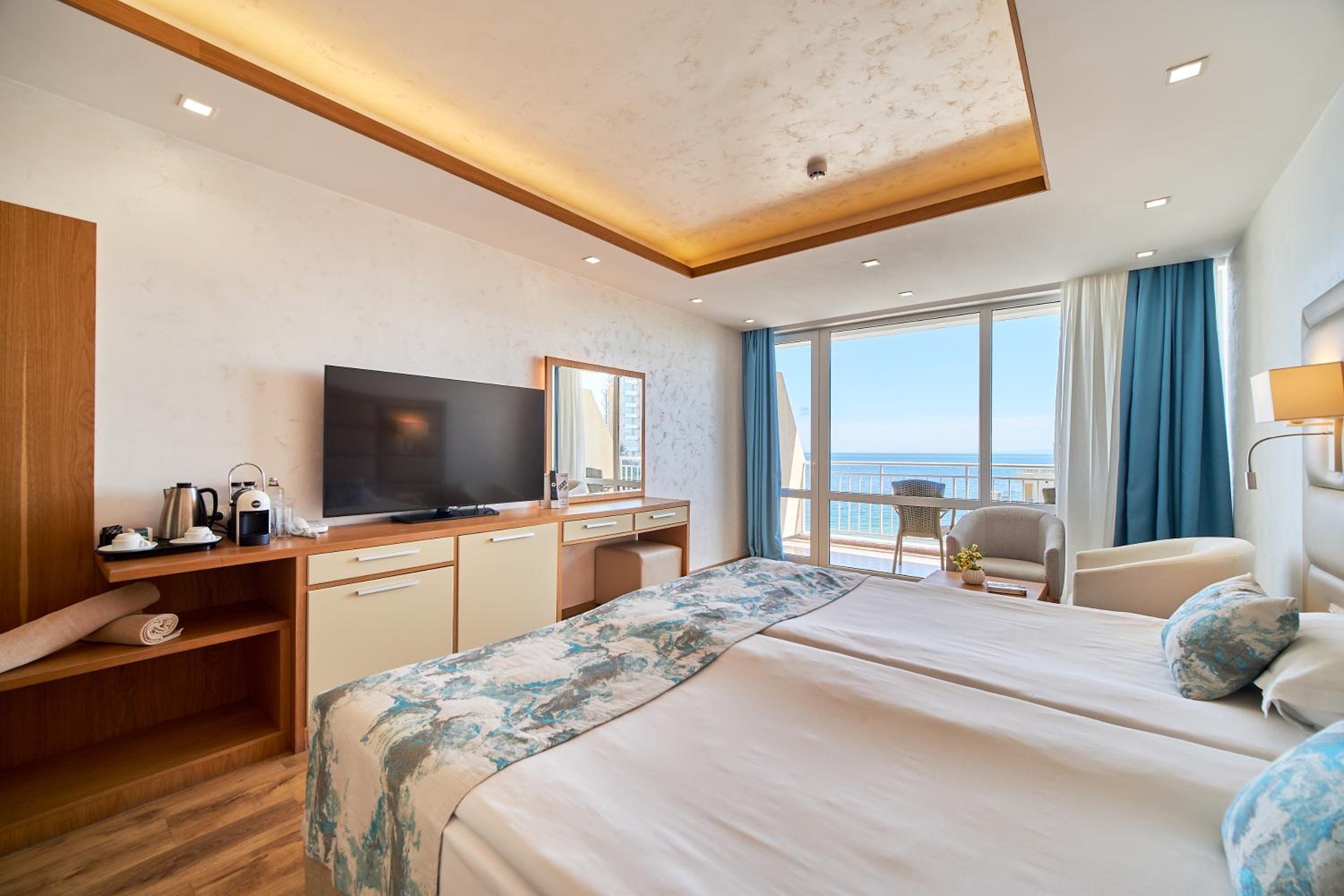 Twin Room with Balcony and Frontal Sea View - Photo 5