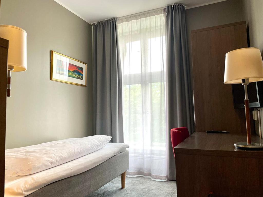 Budget Single Room thumbnail 5