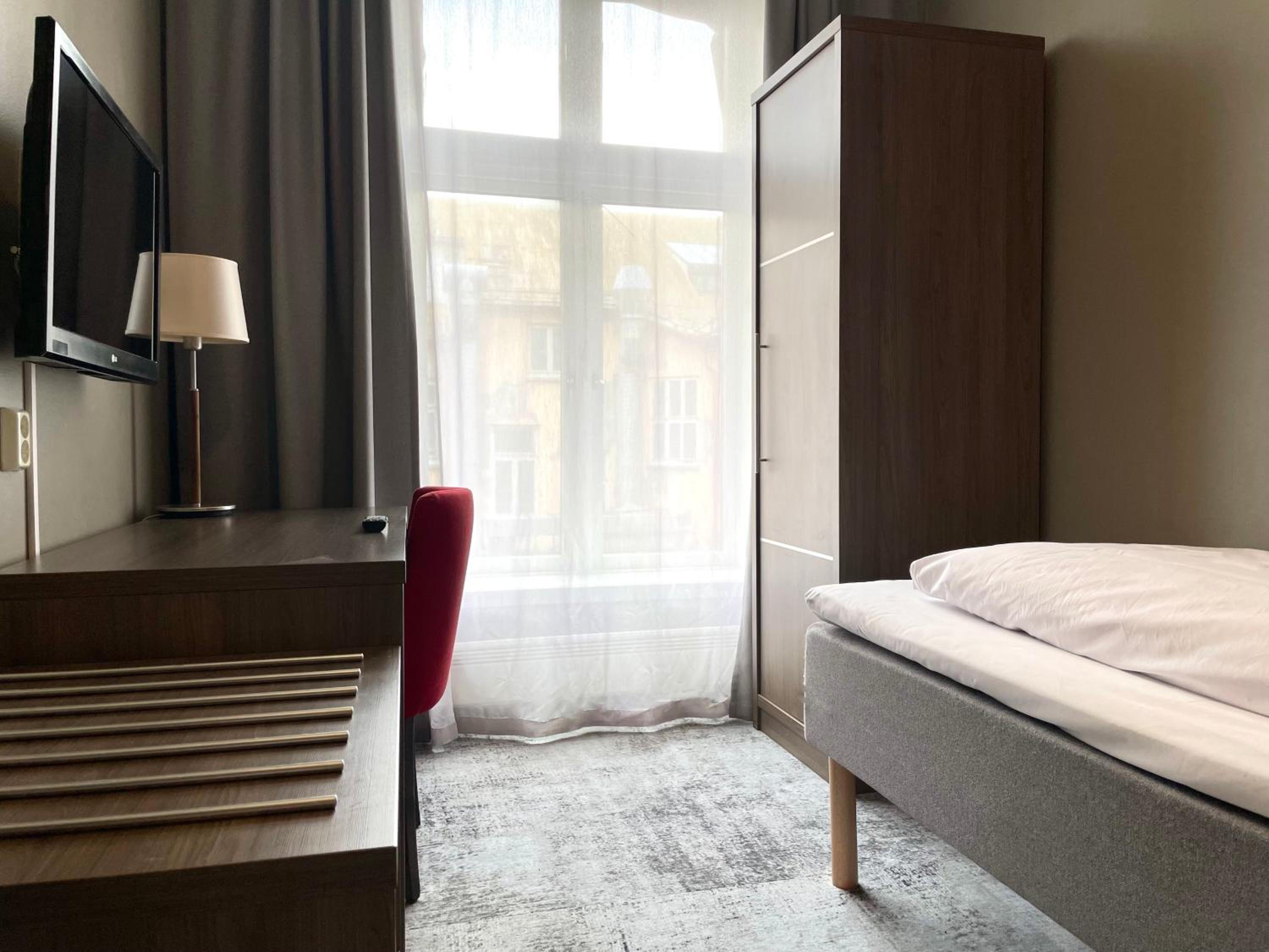 Budget Single Room thumbnail 6