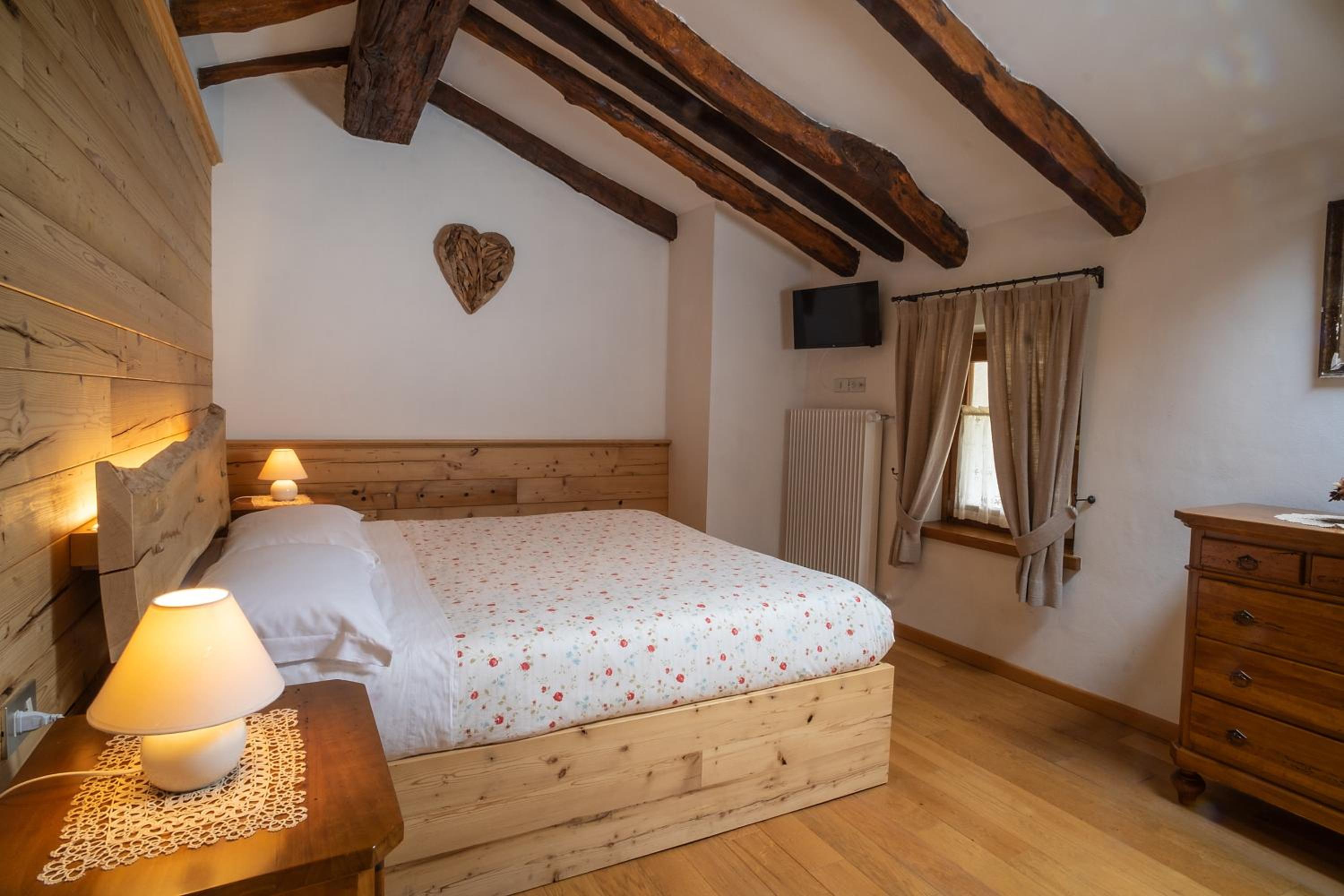Three-Bedroom House - Photo 3