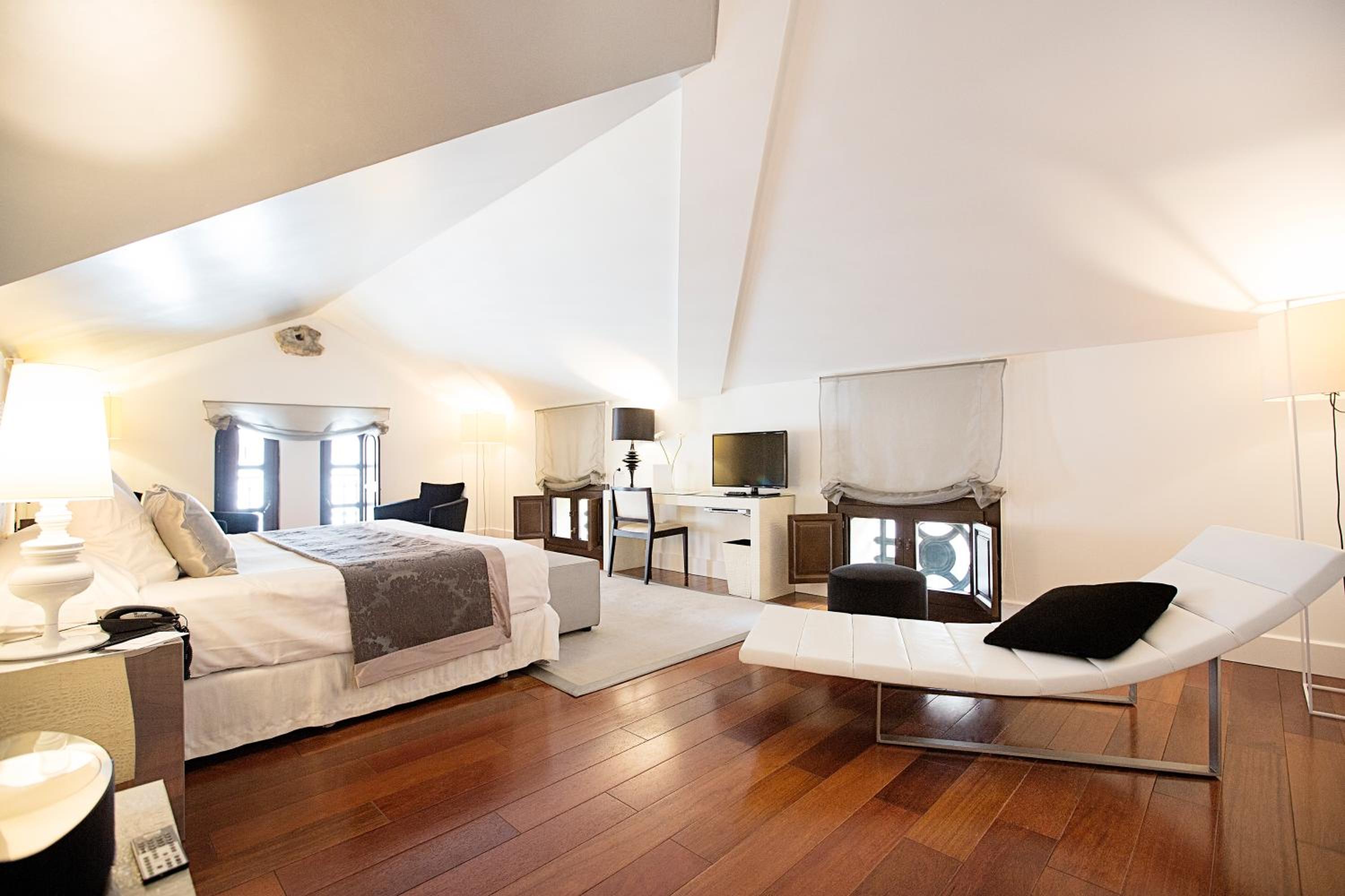 Superior Suite - Photo 5