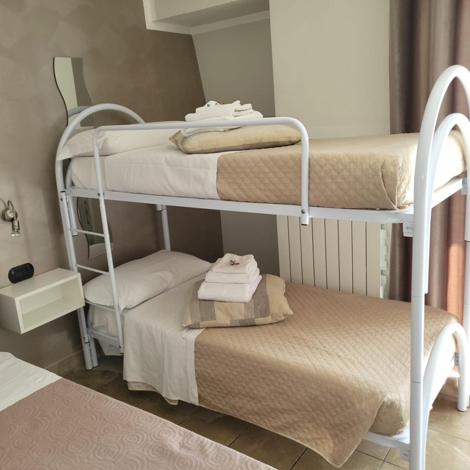 Queen Room with Balcony - Photo 5