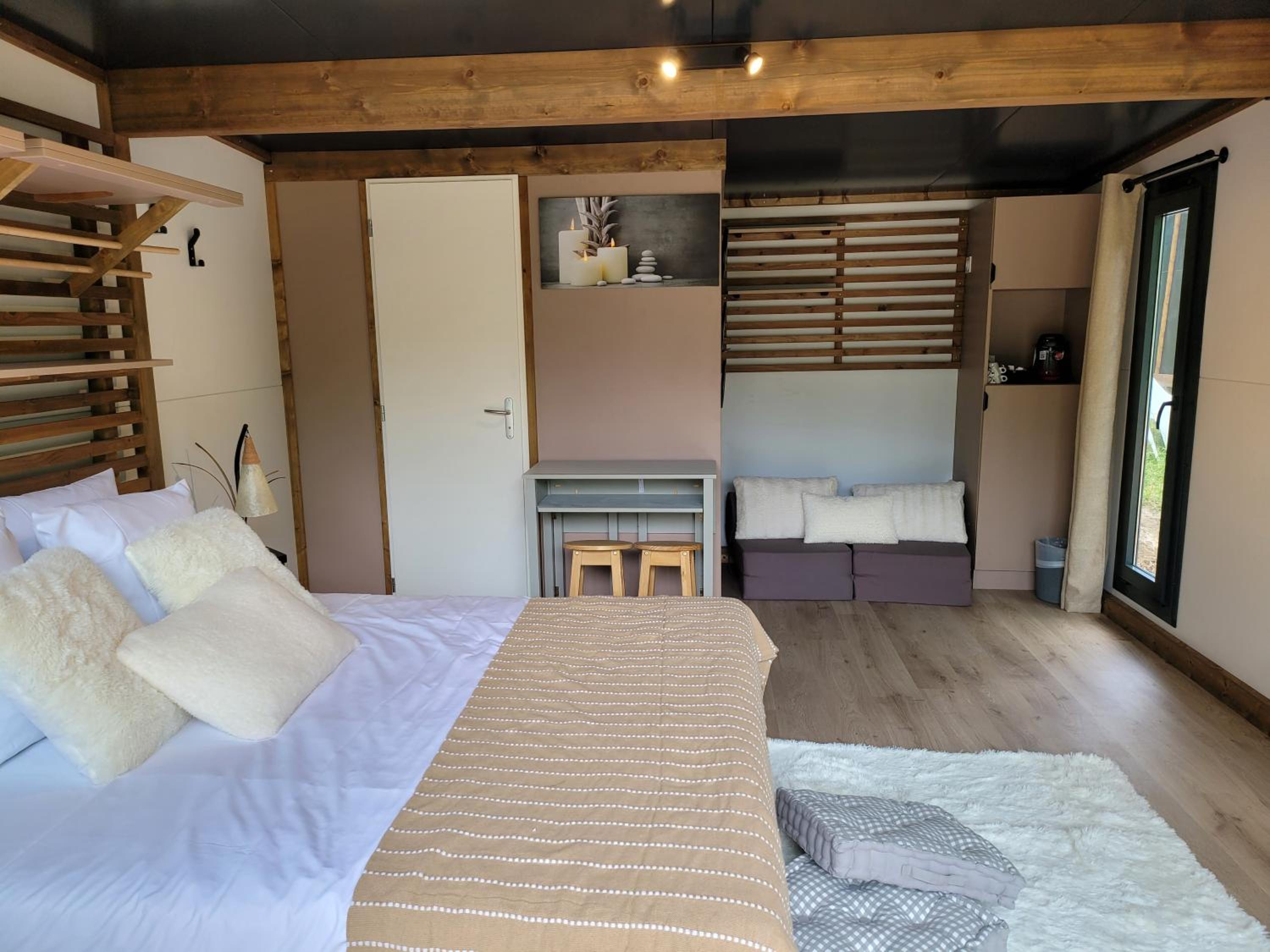 Deluxe Suite - Photo 6