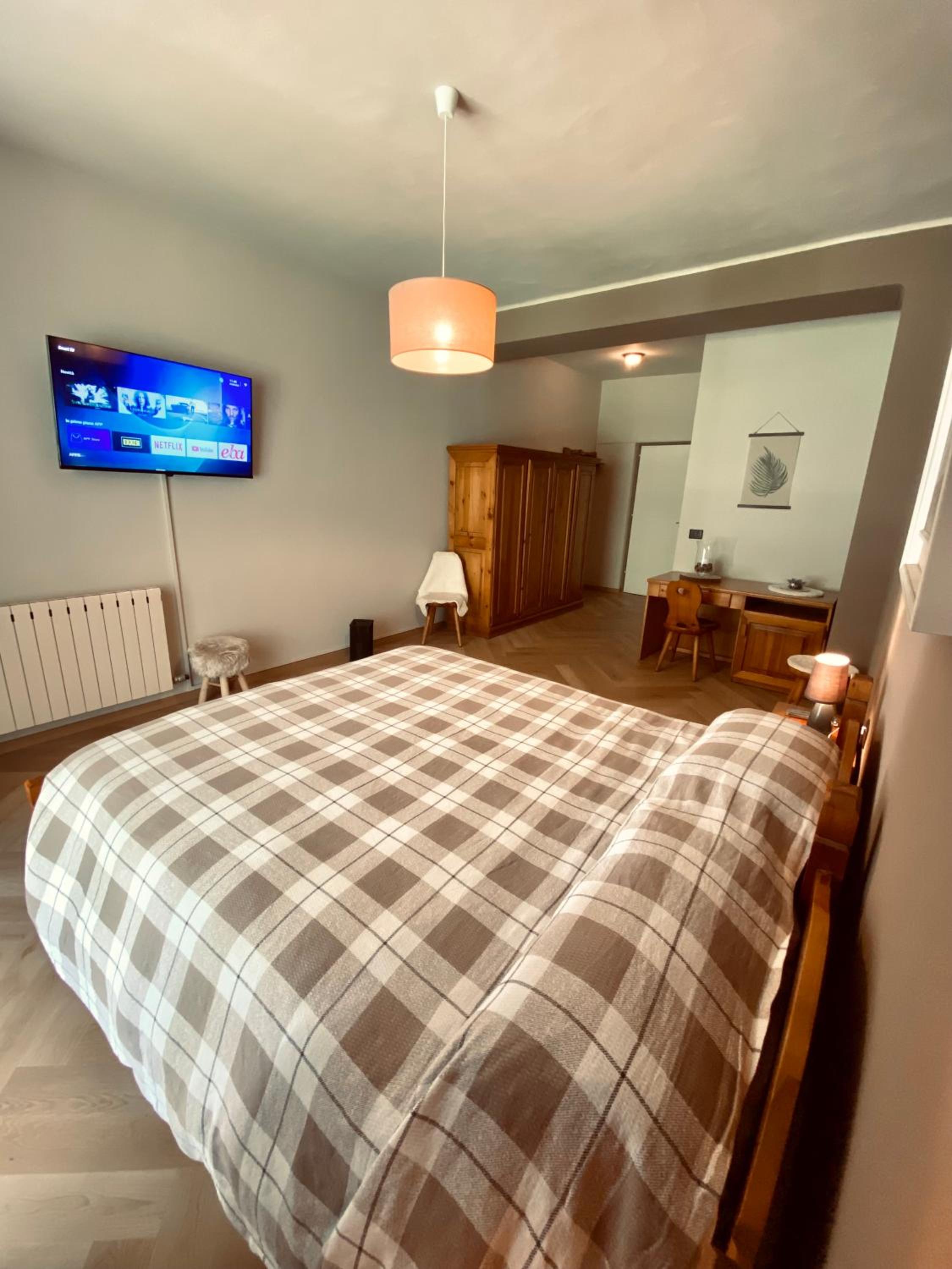Deluxe Double Room with Balcony - Photo 6
