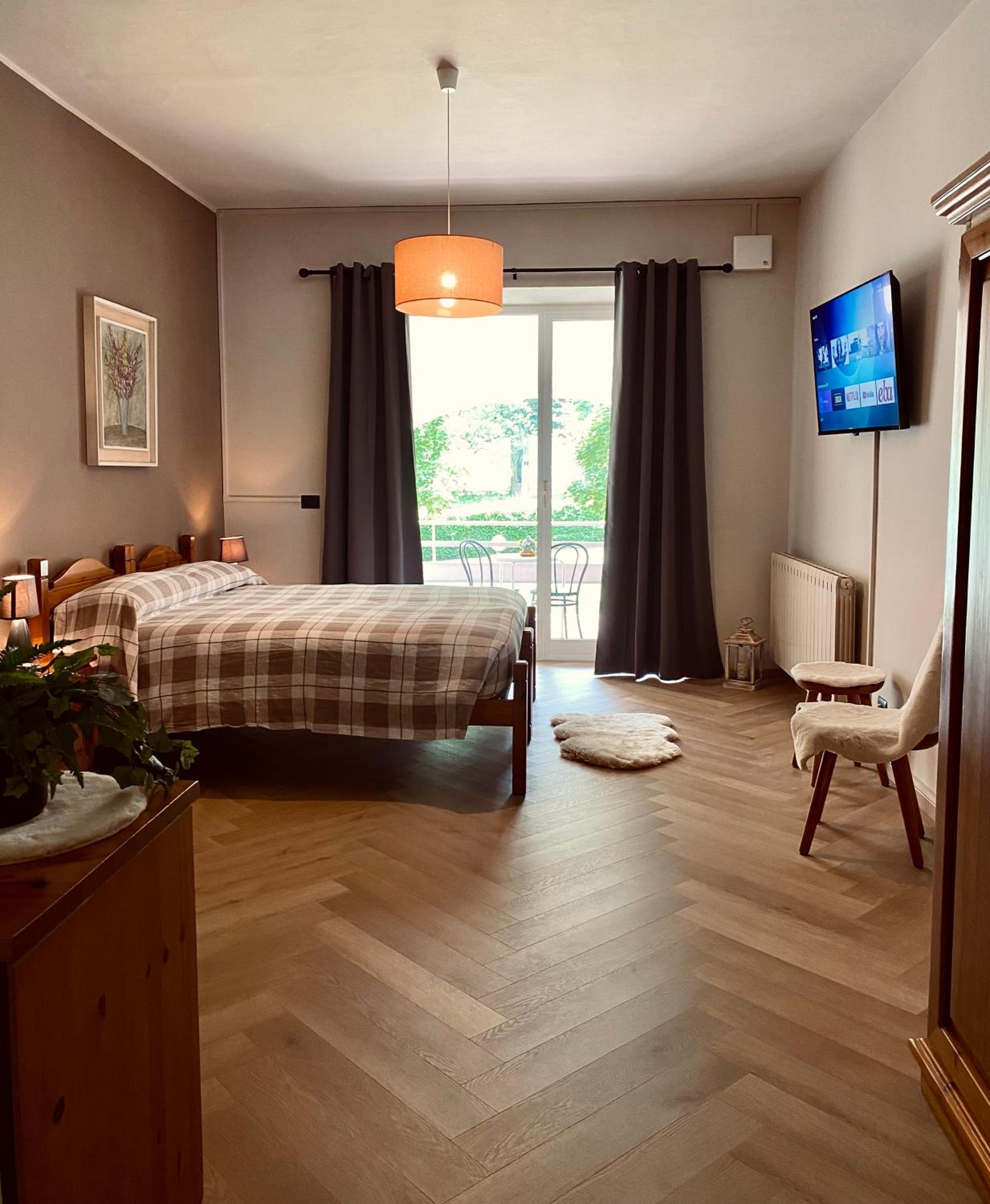 Deluxe Double Room with Balcony - Photo 22