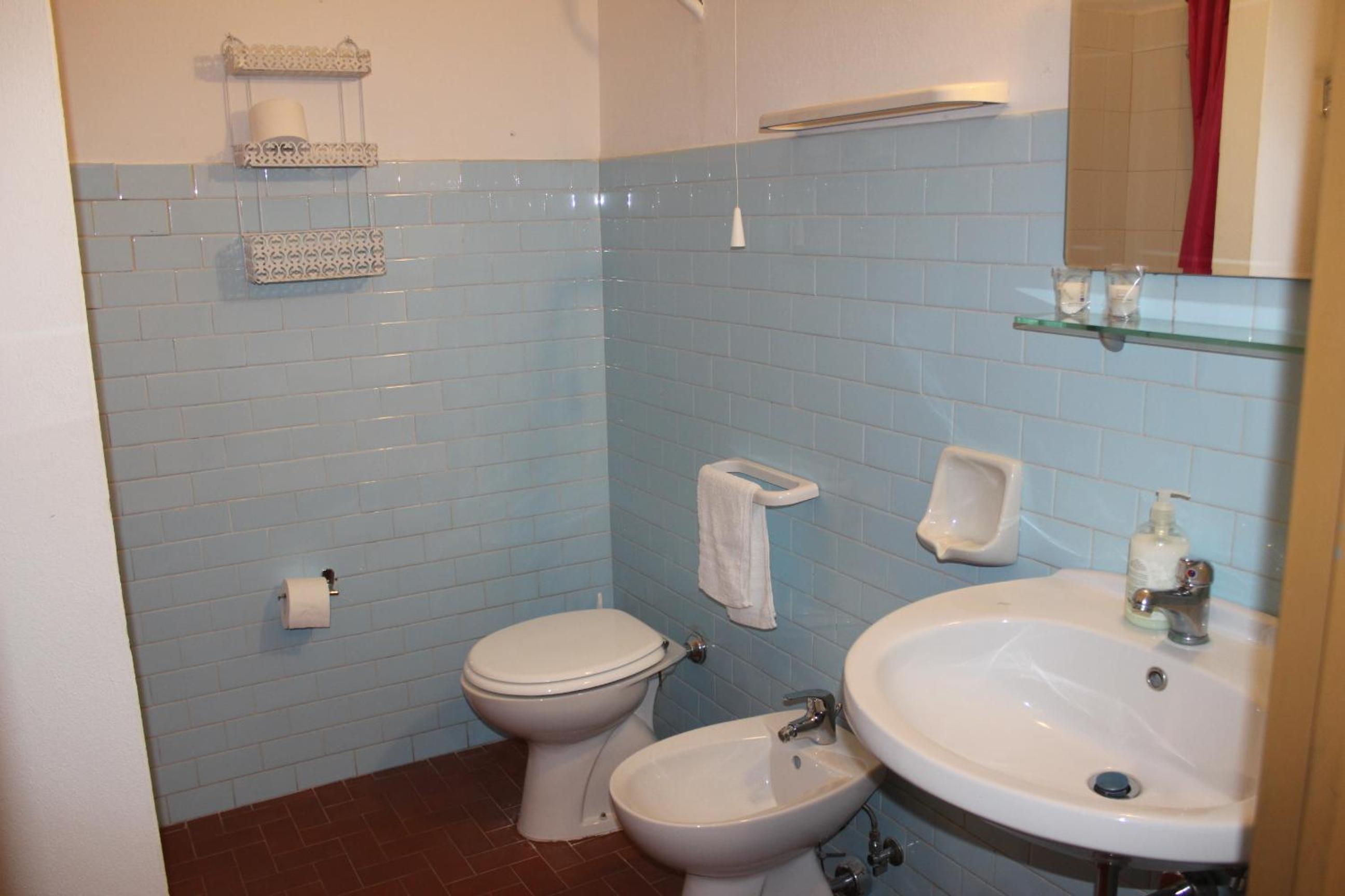 Family Room with Private Bathroom - Photo 6