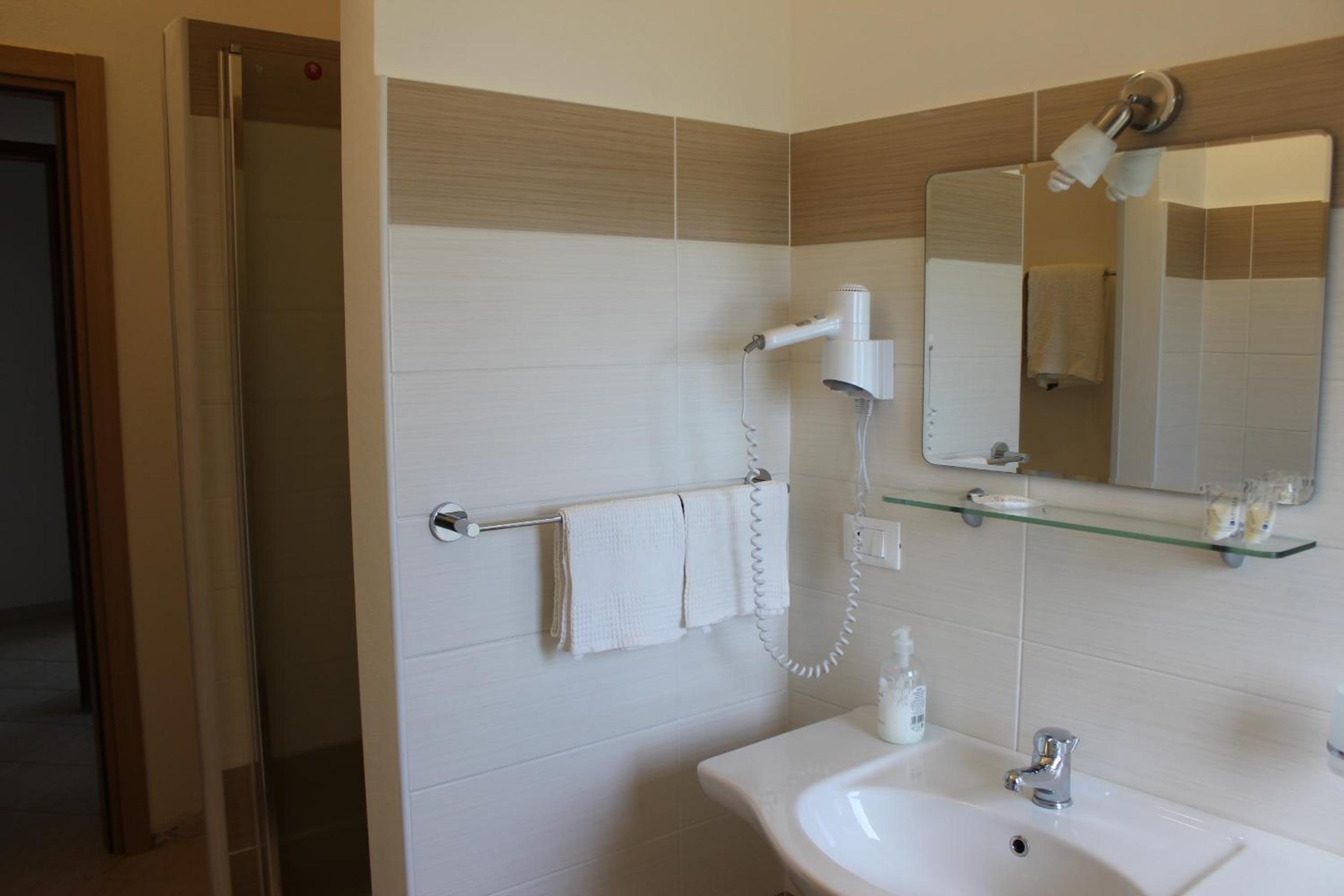 Quadruple Room with Sea View - Photo 2