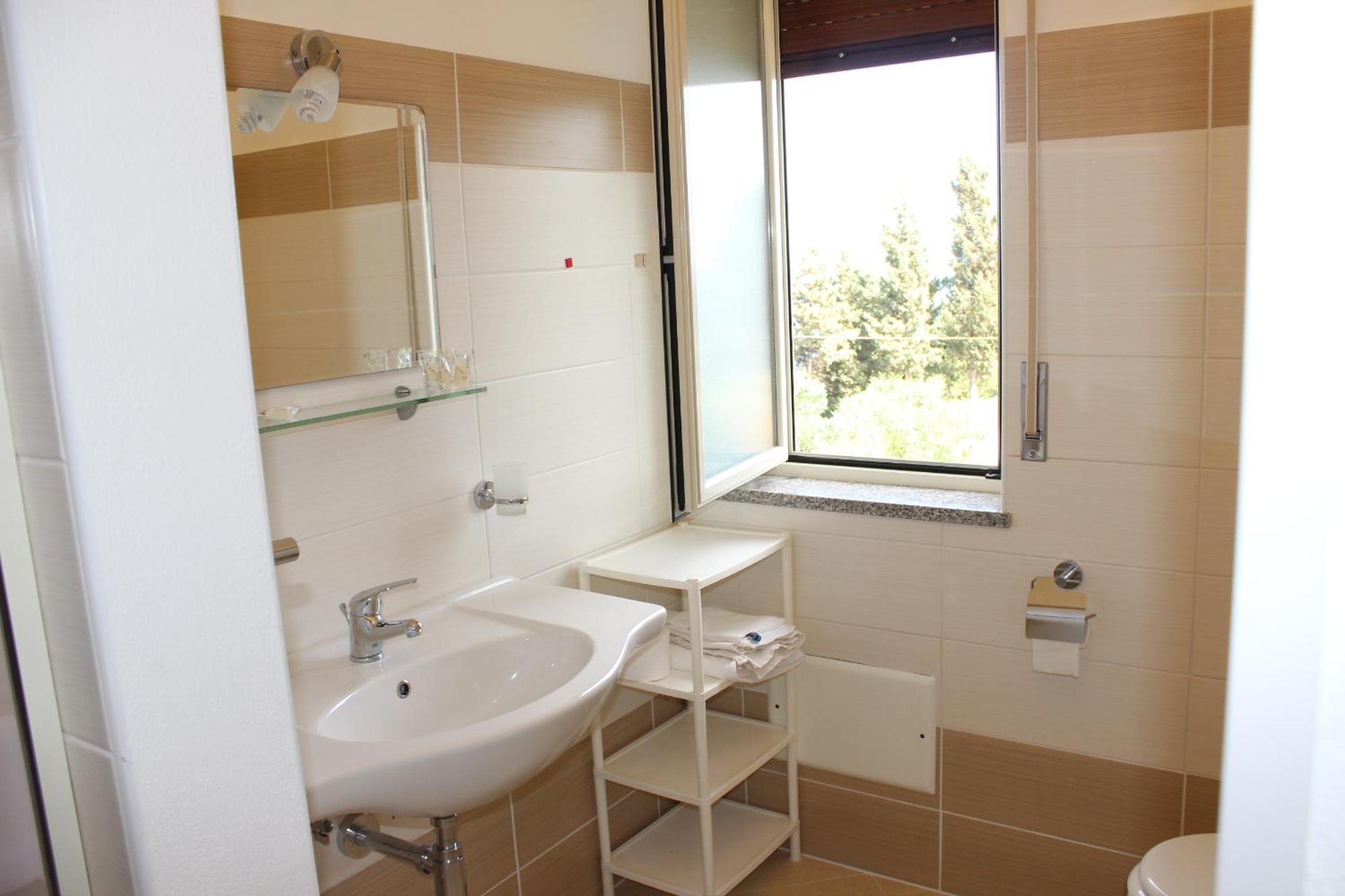 Quadruple Room with Sea View - Photo 3