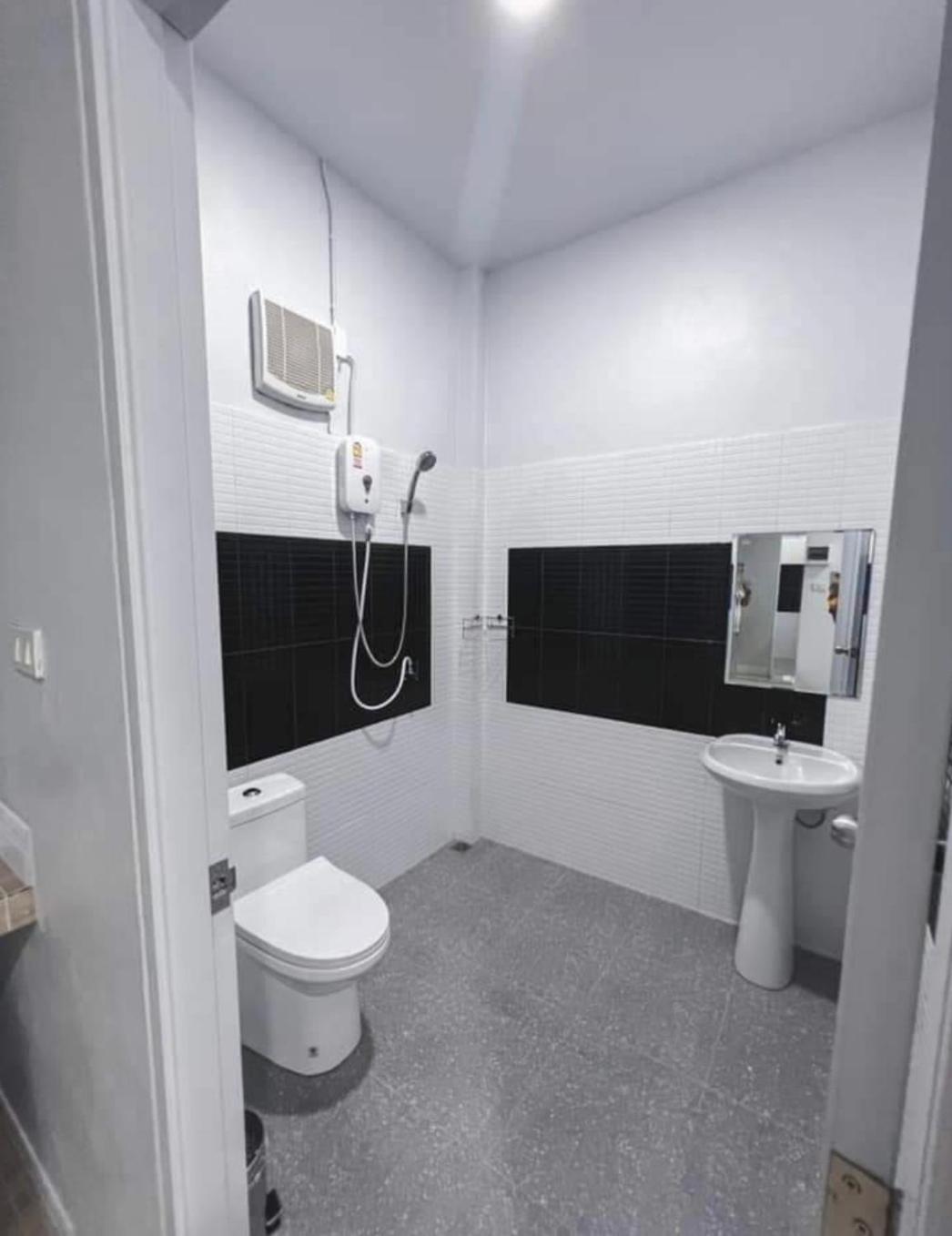 Standard Double Room - Photo 9