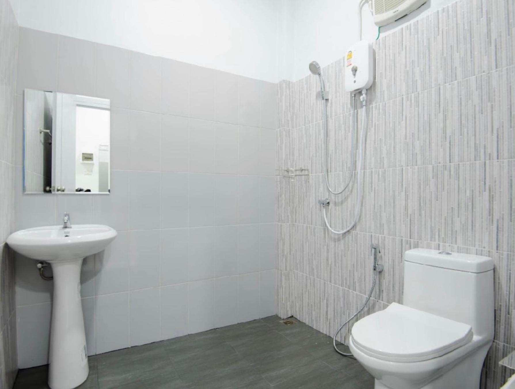 Standard Twin Room - Photo 9