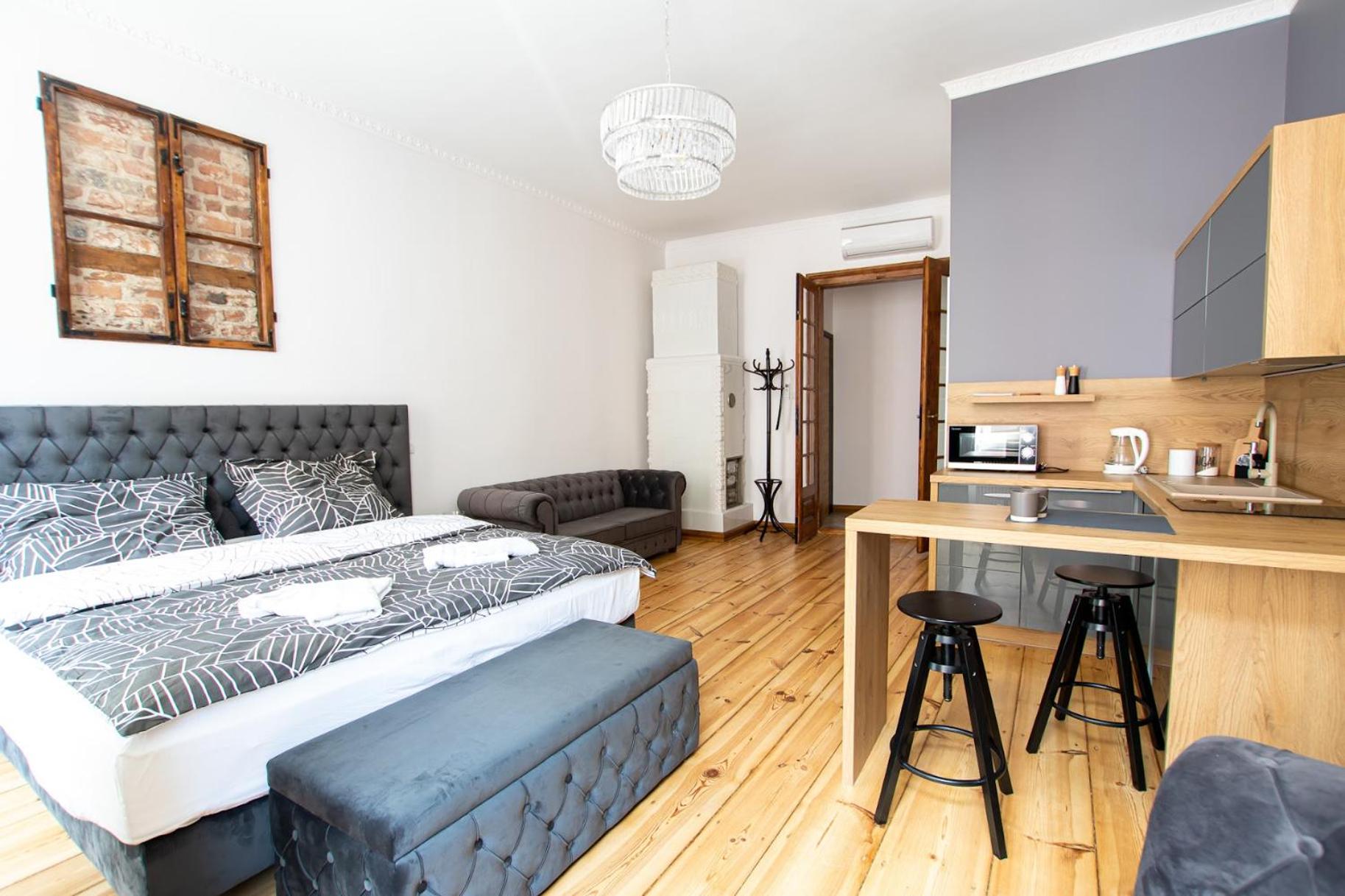 One-Bedroom Apartment - Photo 2